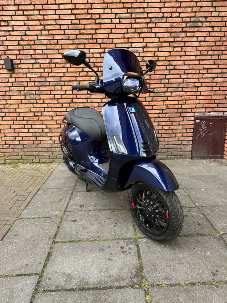 Custom vespa sprint e4 midnight blue (full option), Fietsen en Brommers, Brommers | Vespa, Ophalen of Verzenden, Zo goed als nieuw