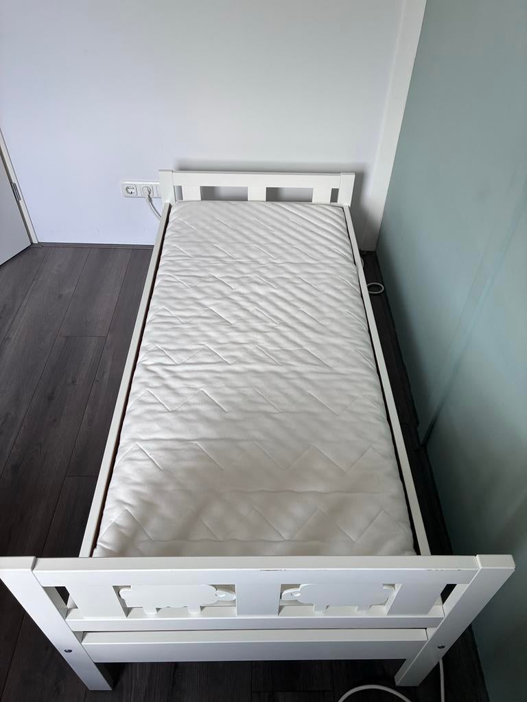 Wit peuter kinderbed met matras en lattenbodem, Huis en Inrichting, Slaapkamer | Bedden, Gebruikt, Eenpersoons, 70 cm of minder
