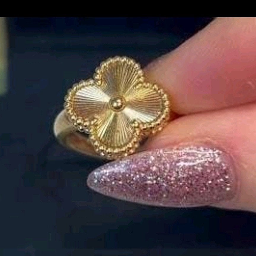 Nieuw goudkleurige klaver ring Verstelbaar, Sieraden, Tassen en Uiterlijk, IJzer of Staal, Nieuw, Ophalen of Verzenden, 17 tot 18