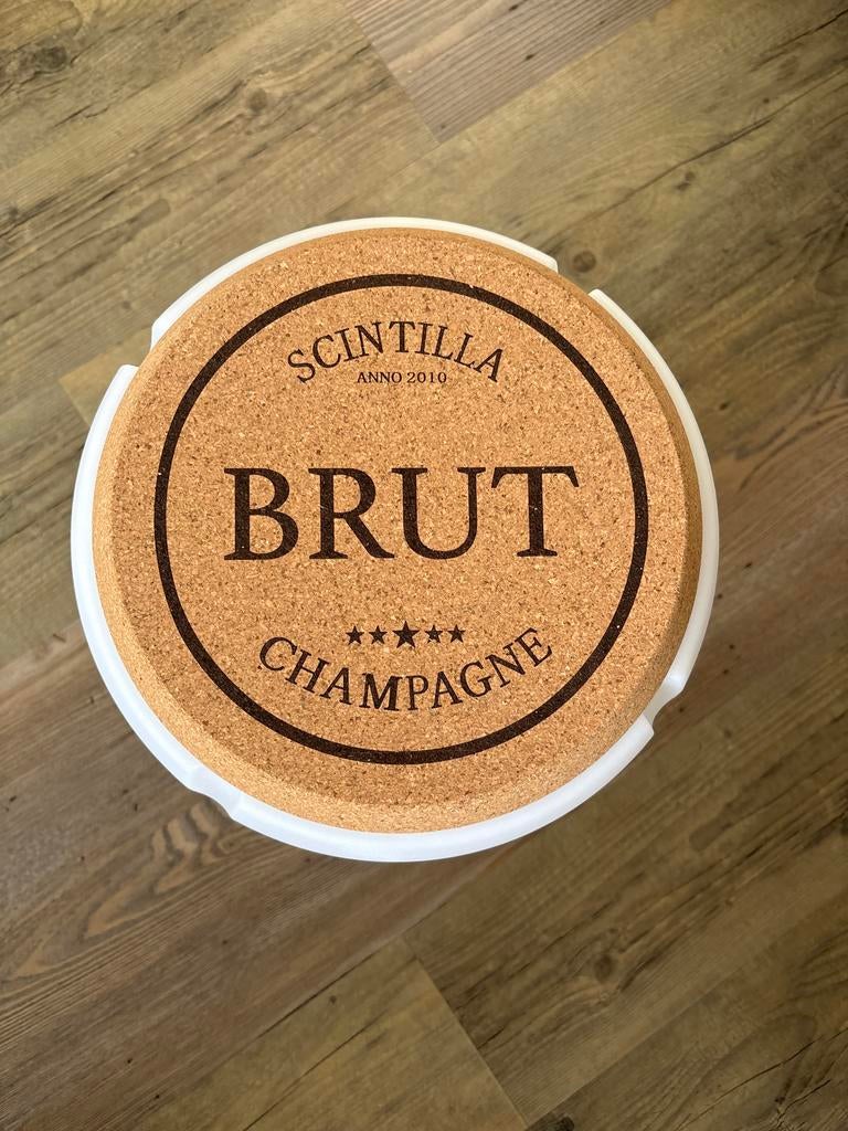 Champagne kurk kruk/ bijzettafel - Scintilla Brut, Huis en Inrichting, Krukjes, Nieuw, Kunststof, Ophalen of Verzenden