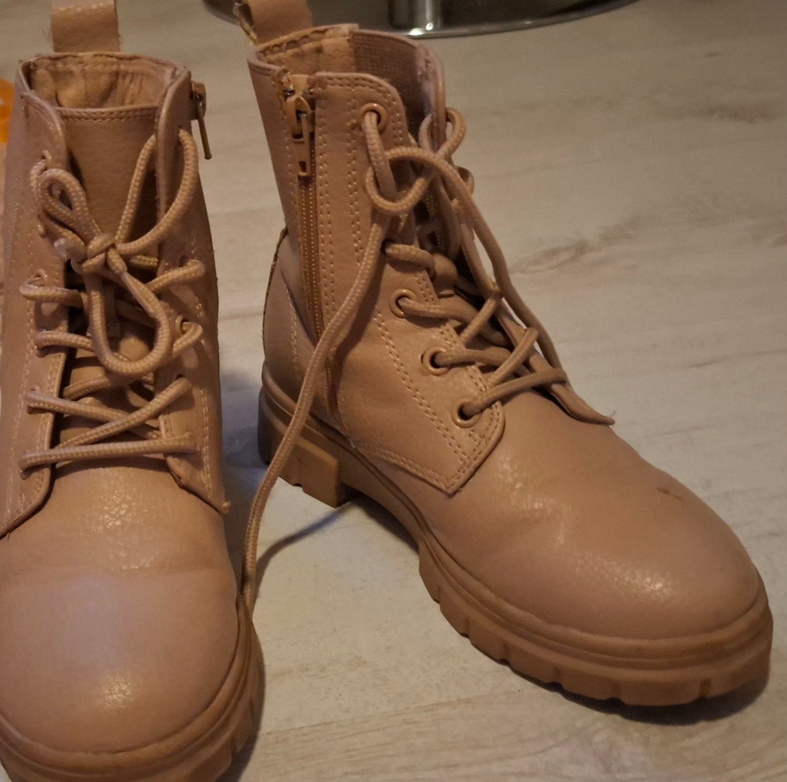 zo goed als nieuwe beige veterlaarzen - maat 29, Ophalen, Nieuw