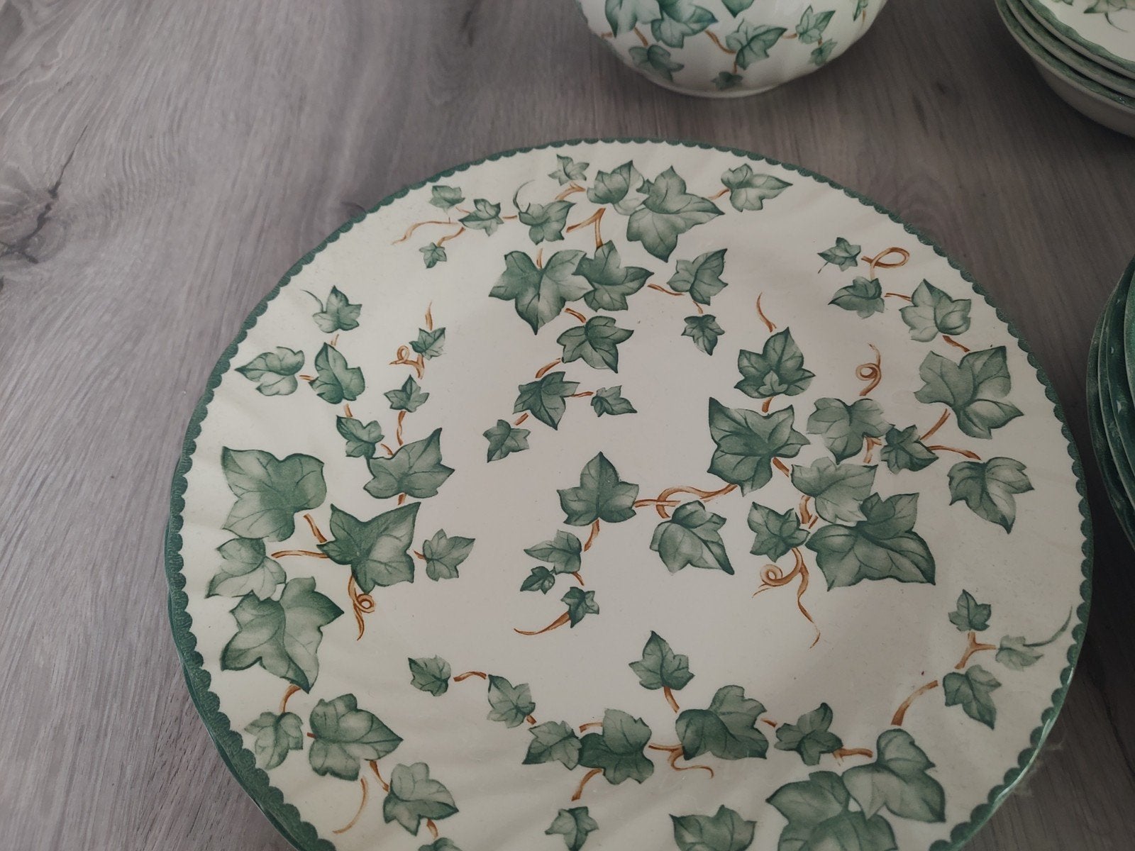 Vintage servies met klimopmotief - theepot, borden, kopjes, Ophalen, Zo goed als nieuw, Overige stijlen, Aardewerk