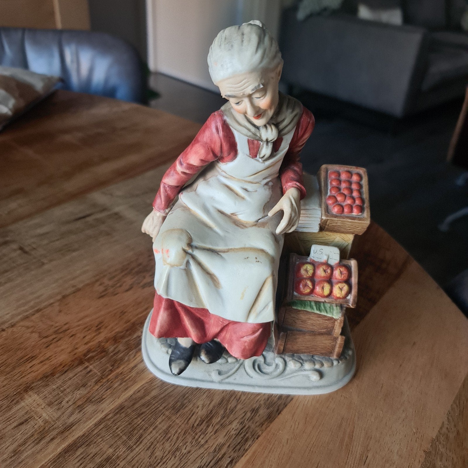 Beeldje Oude Marktvrouwmet Fruit - Decoratief Figuur, Ophalen of Verzenden, Zo goed als nieuw, Mens