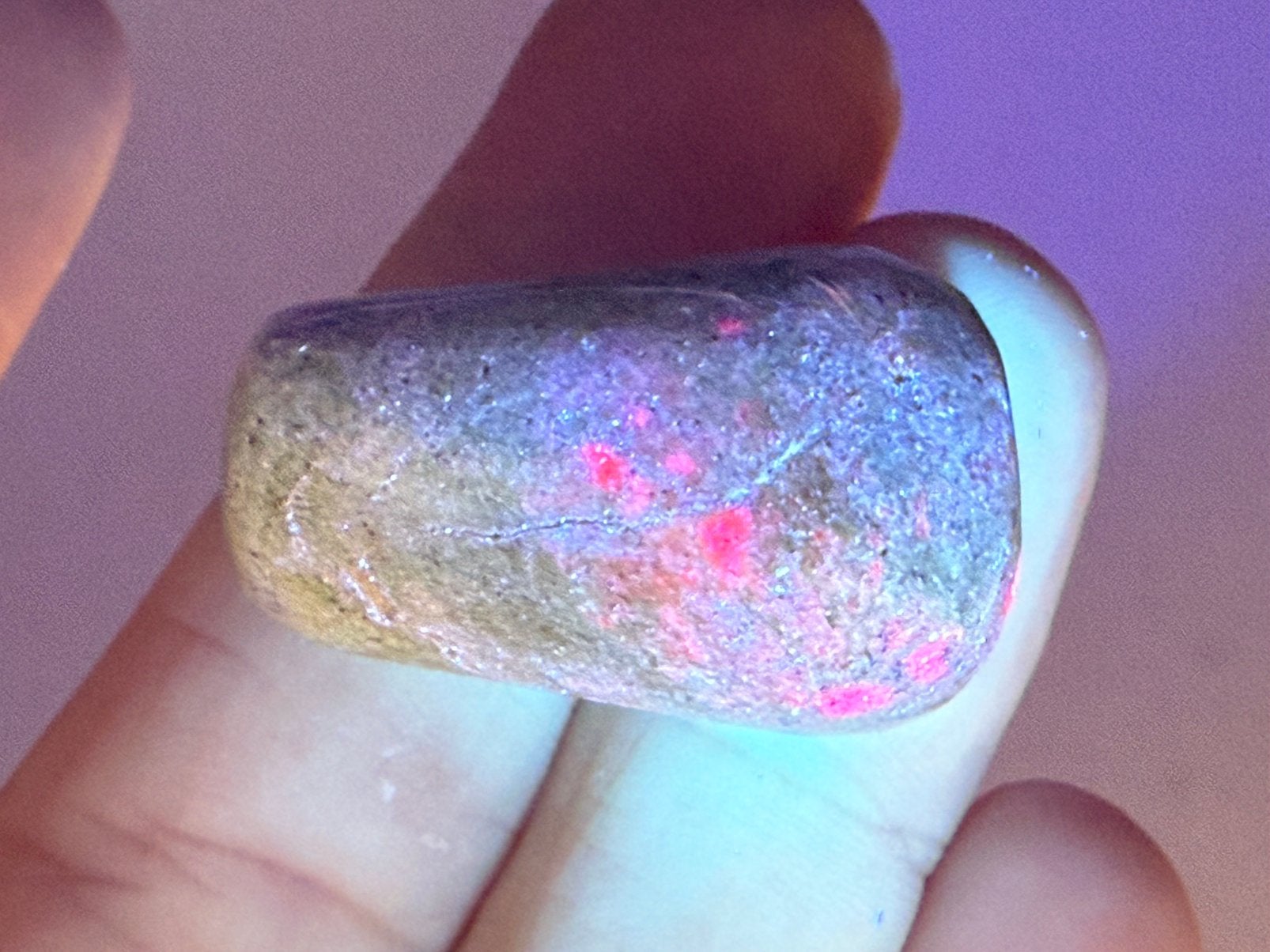 17 Robijn in Fuchsiet mineralen broekzaksteen UVActief, Ophalen of Verzenden, Mineraal