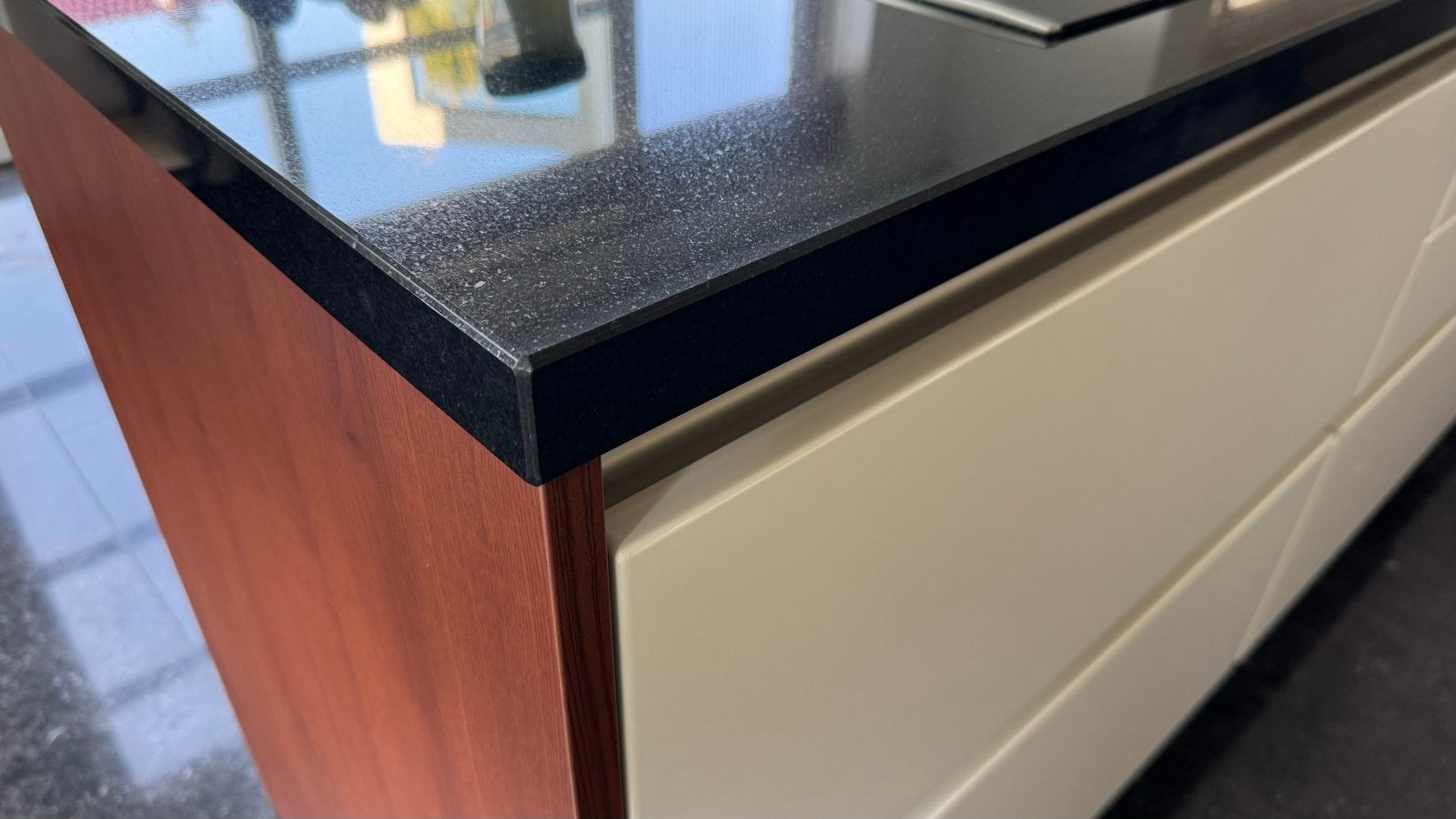 Foto 9 van Siematic Keuken met Eiland en Zwart Granieten Blad