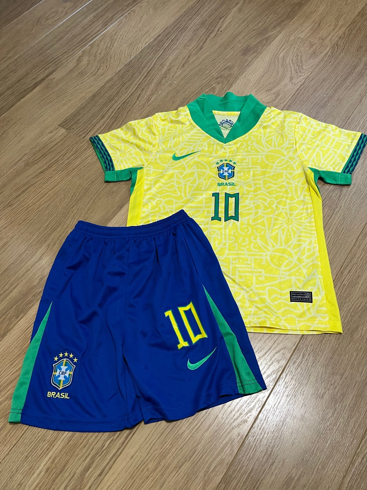 Voetbalpakje Brazilië maat 140, Kinderen en Baby's, Kinderkleding | Maat 140, Ophalen of Verzenden, Gebruikt, Jongen, Sport- of Zwemkleding