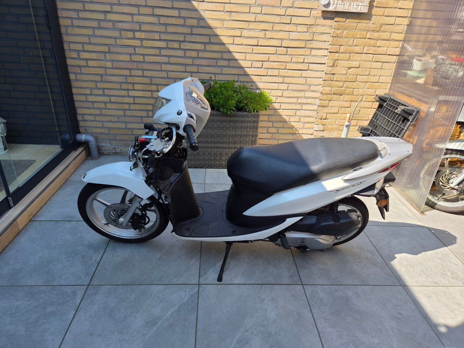 Gezocht: Kappen en spiegels voor Honda Vision 4T 50cc wit, Ophalen of Verzenden, Gebruikt, Kap, Honda