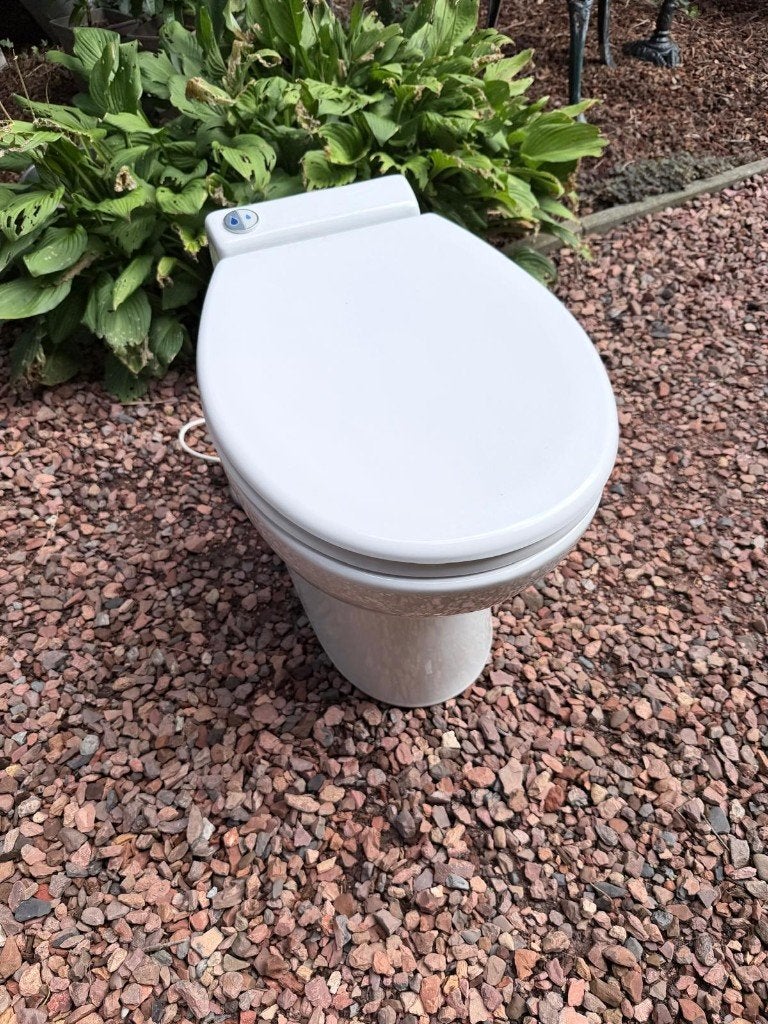 Sanibroyeur Wit toilet met deksel - Zo goed als nieuw bj2024, Doe-het-zelf en Verbouw, Ophalen, Zo goed als nieuw, Toilet