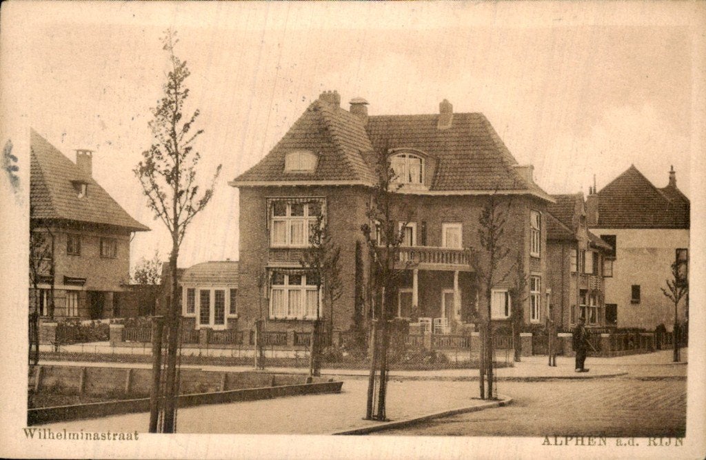 Alphen a.d. Rijn - Wilhelminastraat - Straatzicht, Verzamelen, Ansichtkaarten | Nederland, Ophalen of Verzenden, 1920 tot 1940