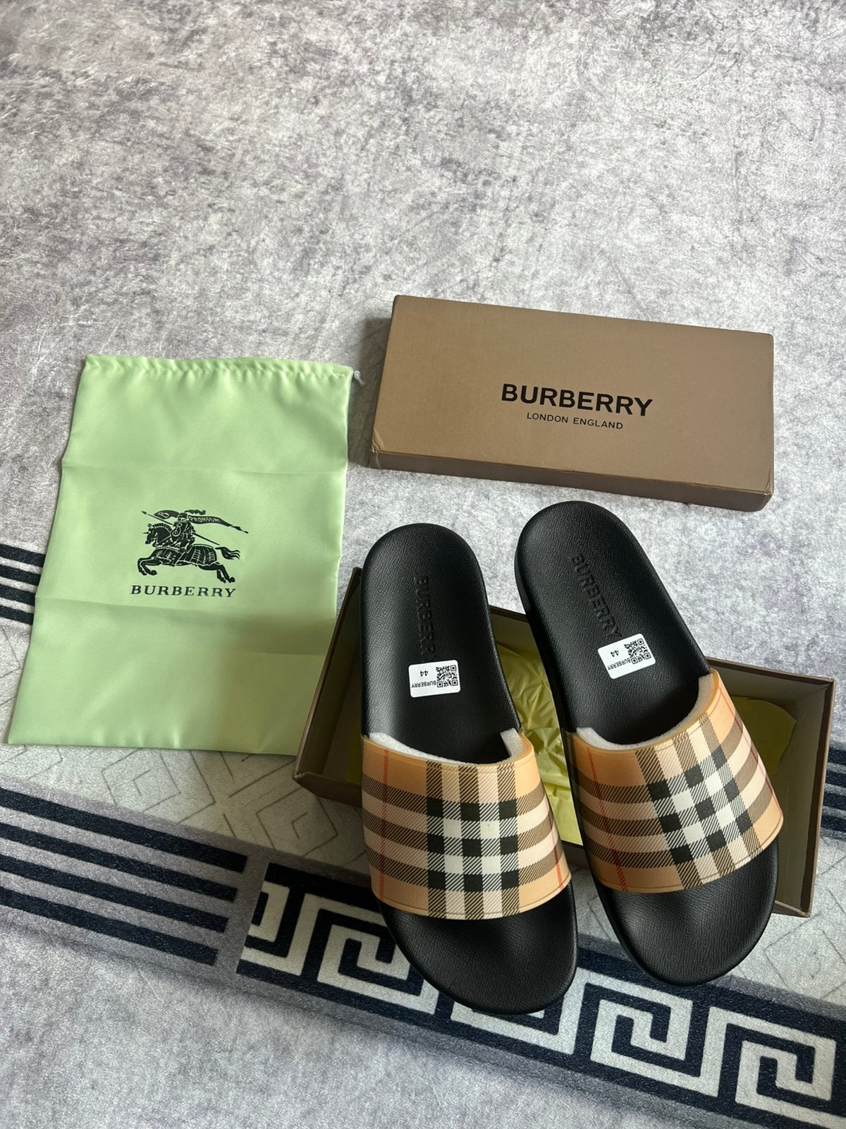 Burberry slippers, Ophalen of Verzenden, Zo goed als nieuw