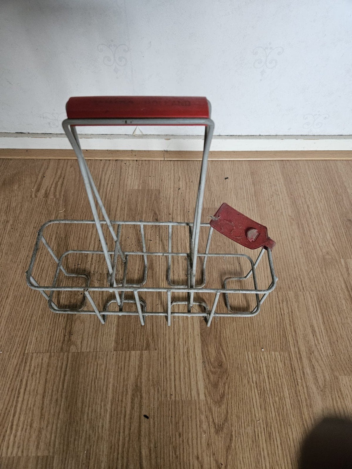 Vintage metal flessenrekje met rood handvat, Ophalen of Verzenden