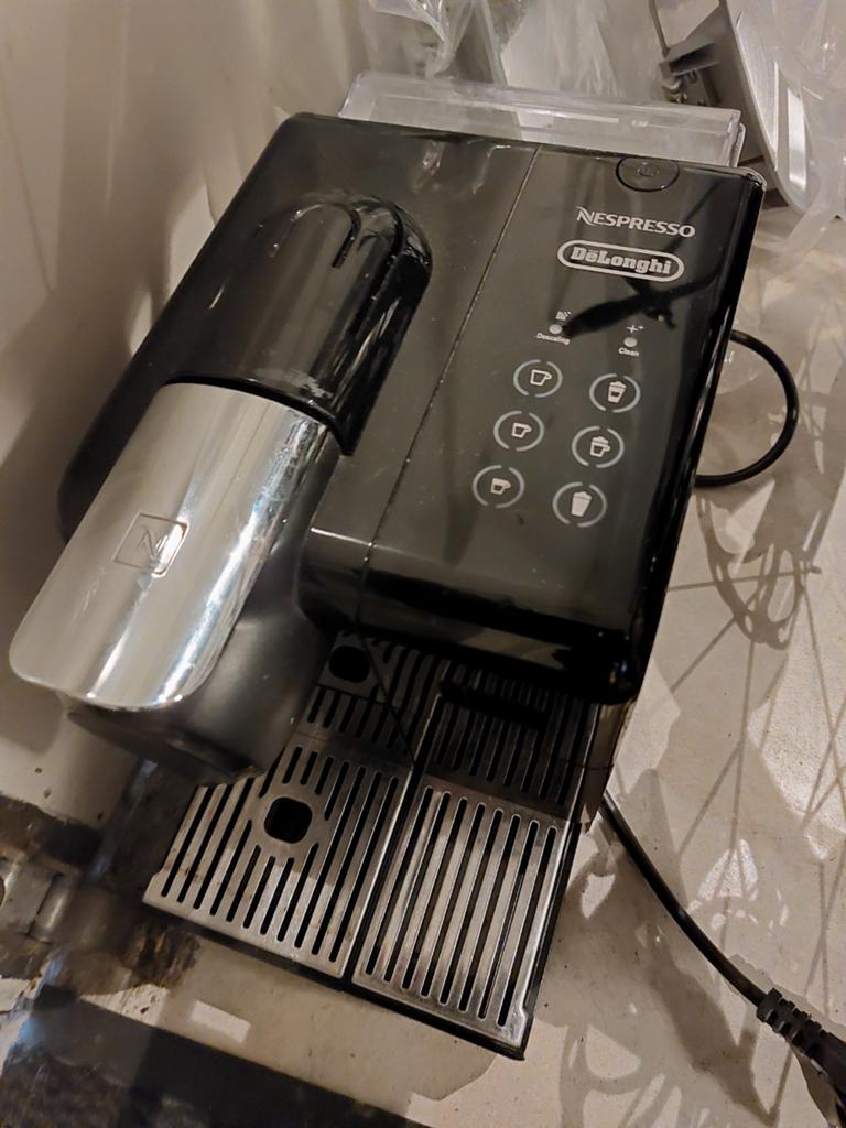 Nespresso DeLonghi Lattissima EN550.b - Defect, Witgoed en Apparatuur, Koffiezetapparaten, Ophalen, Koffiepads en cups, Koffiemachine