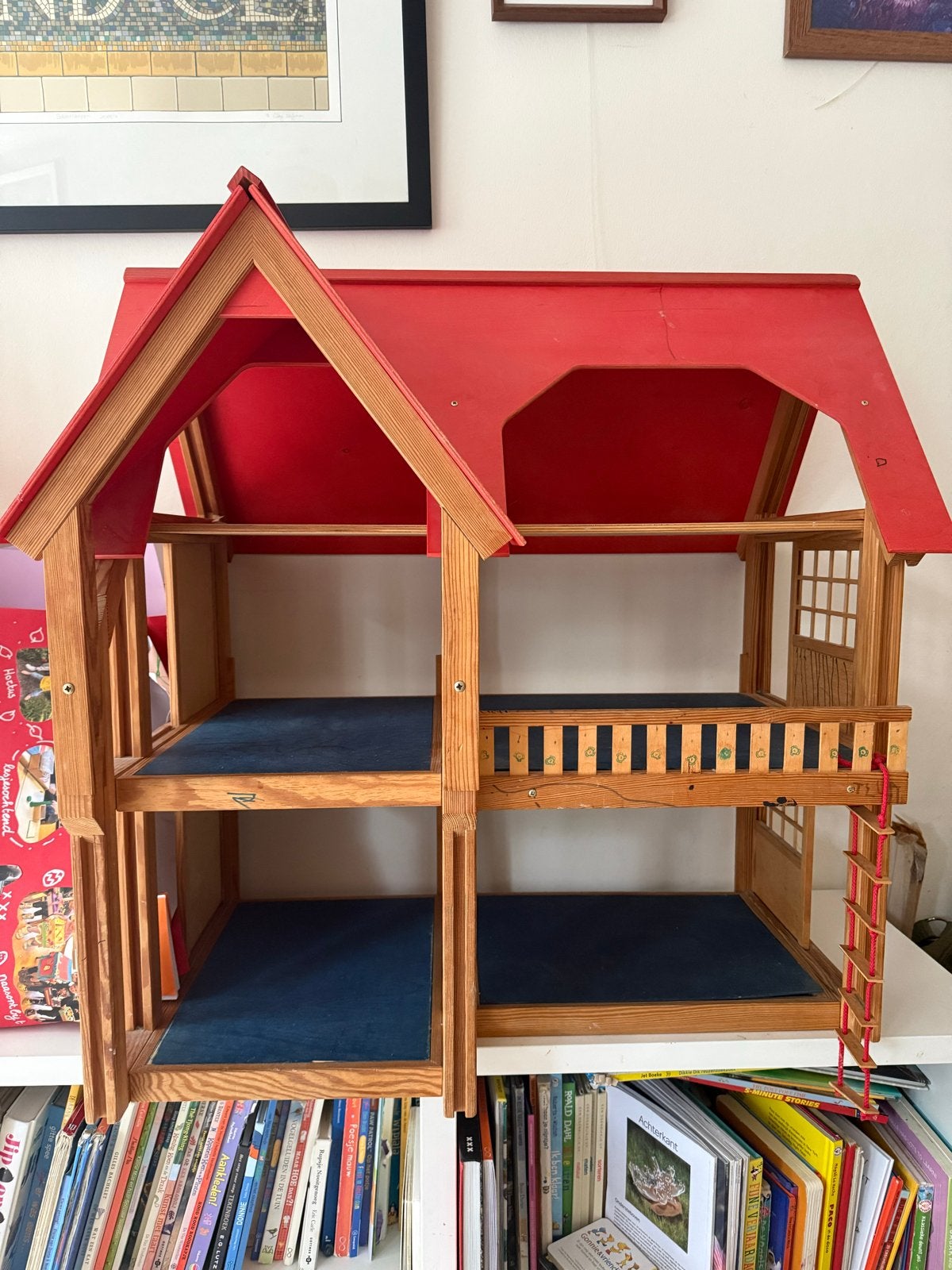 Houten poppenhuis met meubels en poppen, Ophalen, Gebruikt, Poppenhuis