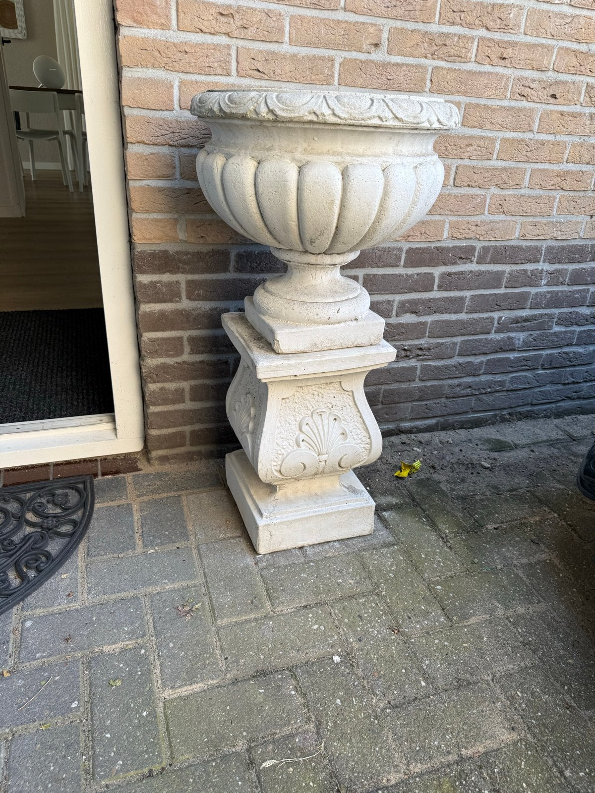 Decoratieve tuinvaas op sokkel, Ophalen, Gebruikt