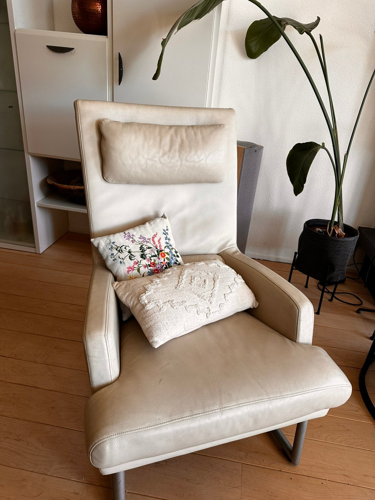 Cremekleurige leren fauteuil van Rolf Benz, Huis en Inrichting, Fauteuils, Ophalen, Gebruikt, Designstoel, 50 tot 75 cm