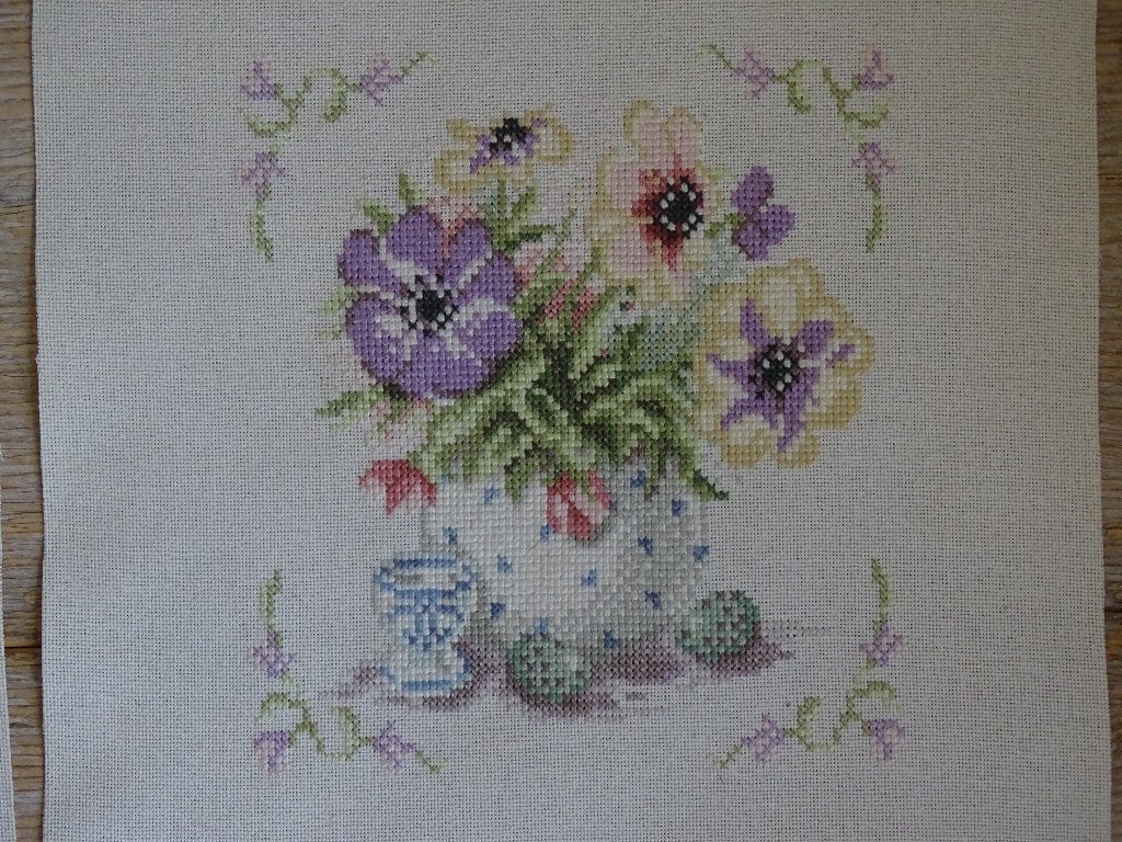 2x Borduurwerk VAASJE MET BLOEMEN, gaaf, Ophalen of Verzenden, Zo goed als nieuw, Handborduren, Overige typen