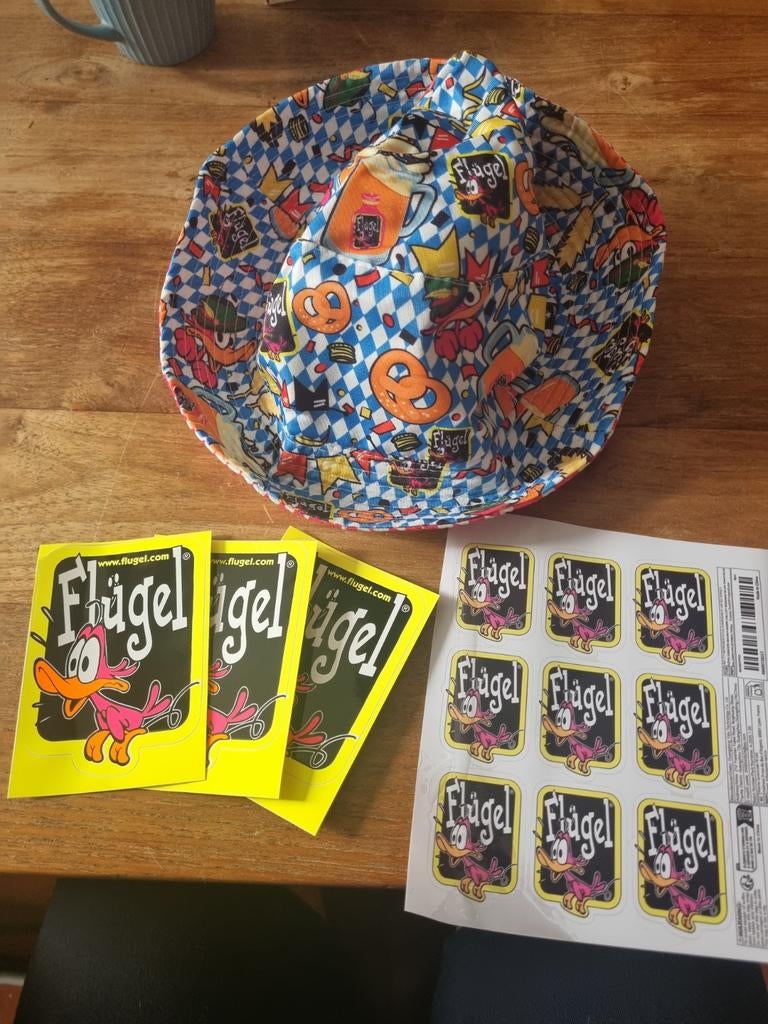 Flügel pet met 12 stickers - Leuk voor foute feestjes!, Kleding | Dames, Flügel, One size fits all, Ophalen of Verzenden, Pet