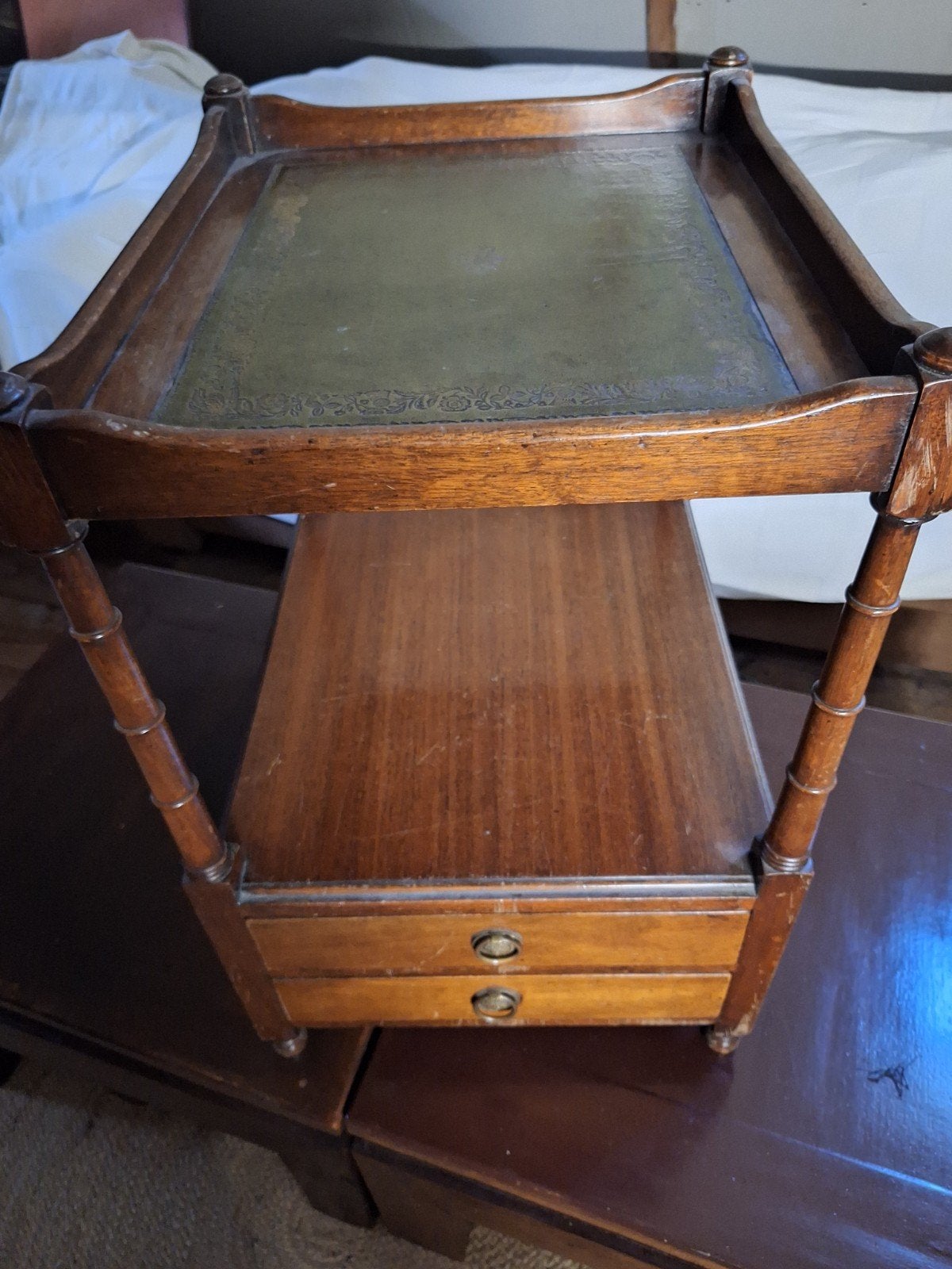 Antieke bijzettafel met leren blad en lades, Ophalen