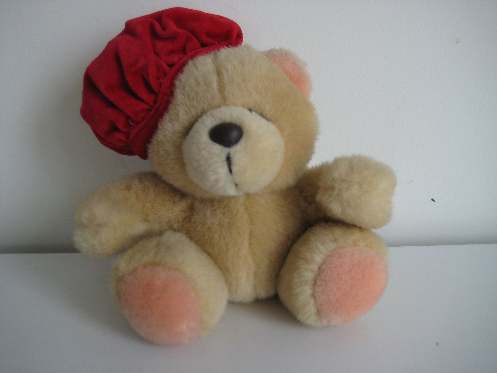 Forever Friends zittende beer met rode baret circa 13 cm, Ophalen of Verzenden, Gebruikt, Stoffen beer, Forever Friends