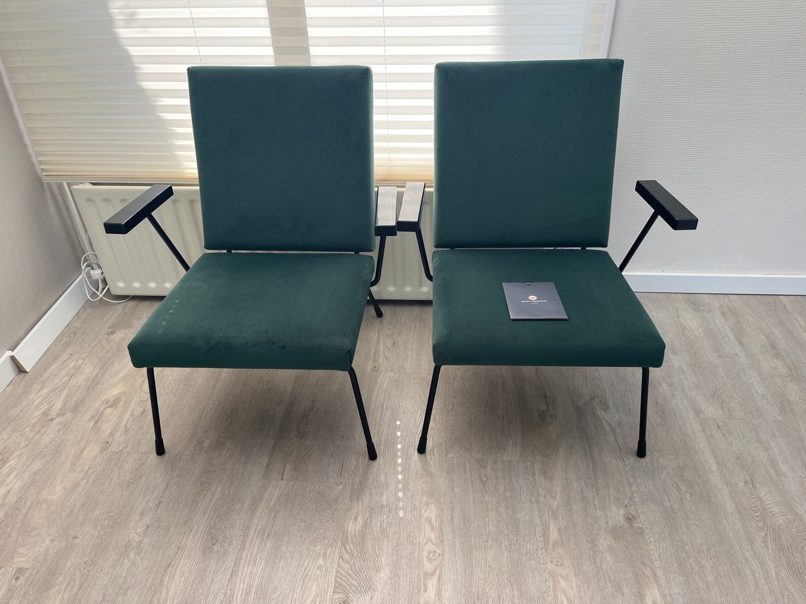 Twee Gispen fauteuils - opnieuw bekleed in donkergroen velou, Ophalen, Minder dan 75 cm, Zo goed als nieuw, Stof