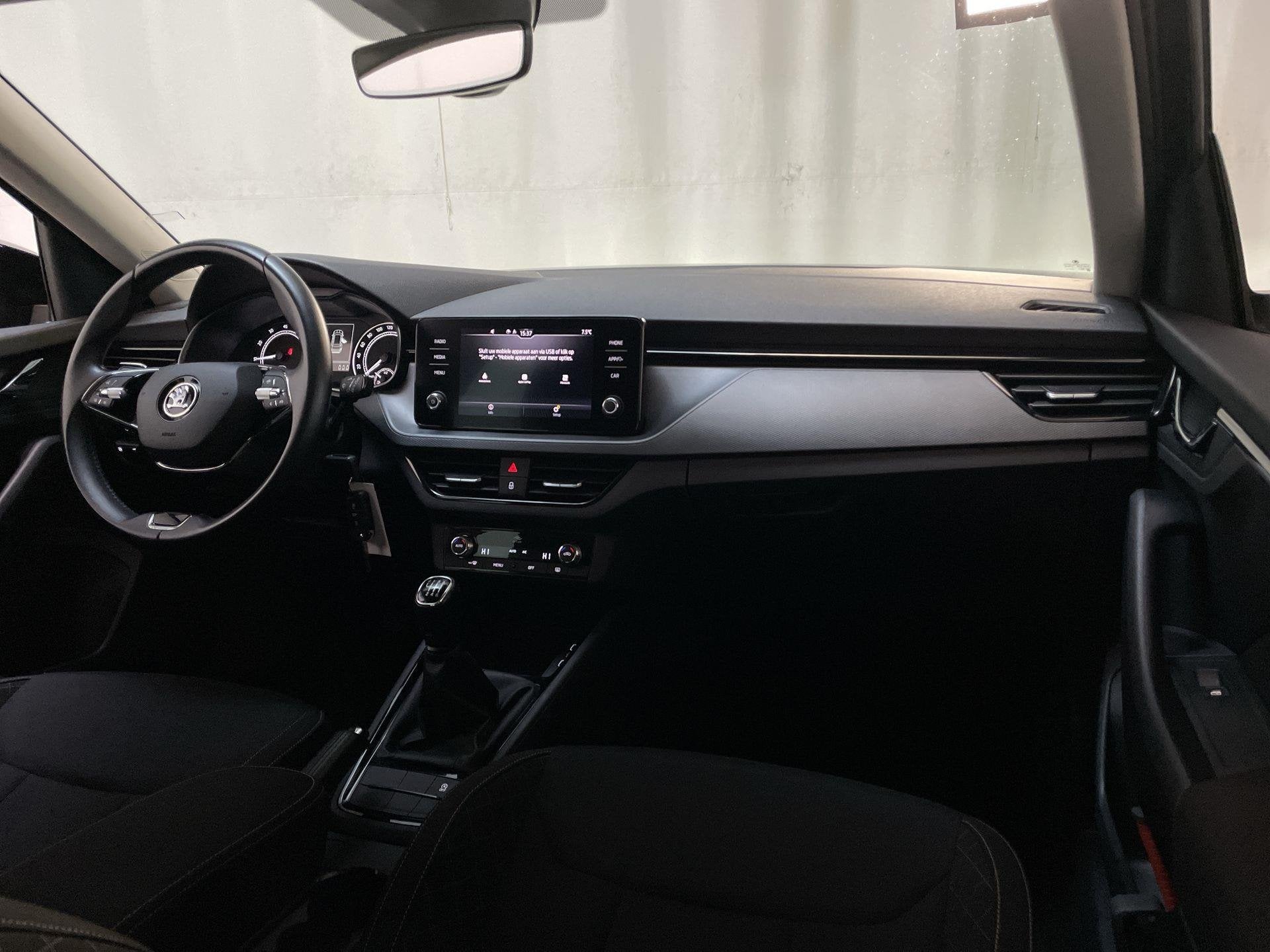 Skoda Kamiq 1.0 TSI 110pk Ambition Parkeersensoren Climate C, Auto's, Dealer onderhouden, Stof, Gebruikt, Met garantie (alle)