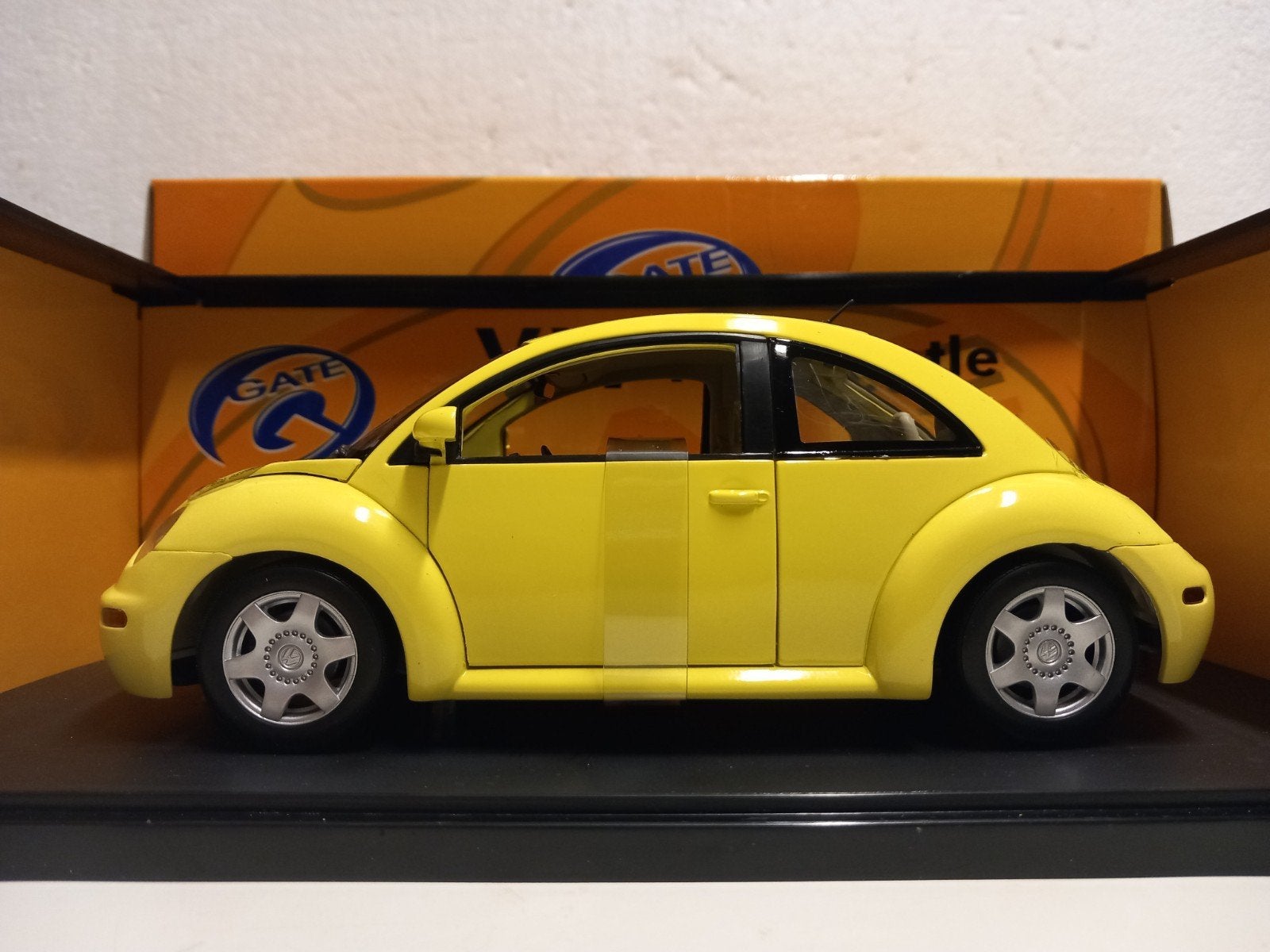 Volkswagen Beetle yellow 2000 Gate by Autoart metal 1:18 KRD, Ophalen of Verzenden, Zo goed als nieuw, Auto, Overige merken