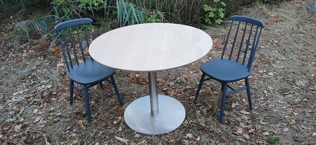 design tafel van Pedrali, rond 100cm,hoog 72cm en 2 stoelen, Huis en Inrichting, Tafels | Eettafels, Gebruikt, 100 tot 150 cm