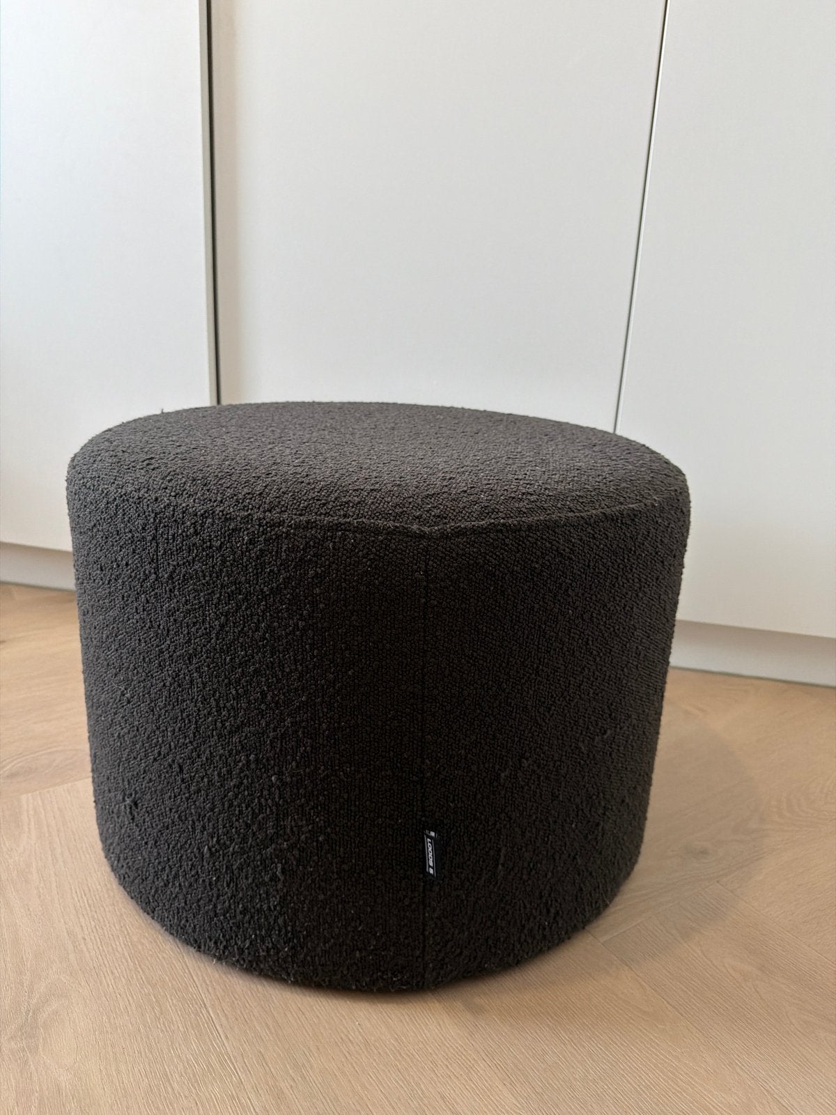Loods5 zwarte bouclé poef / voetstoel, Ophalen, Minder dan 50 cm, Rond, Zo goed als nieuw