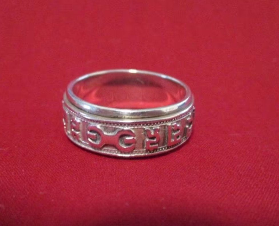 Religieuze zilveren Boeddhistische 'Ohm Mani Padme Hum' ring, Verzamelen, Religie, Verzenden, Nieuw, Sieraad, Boeddhisme