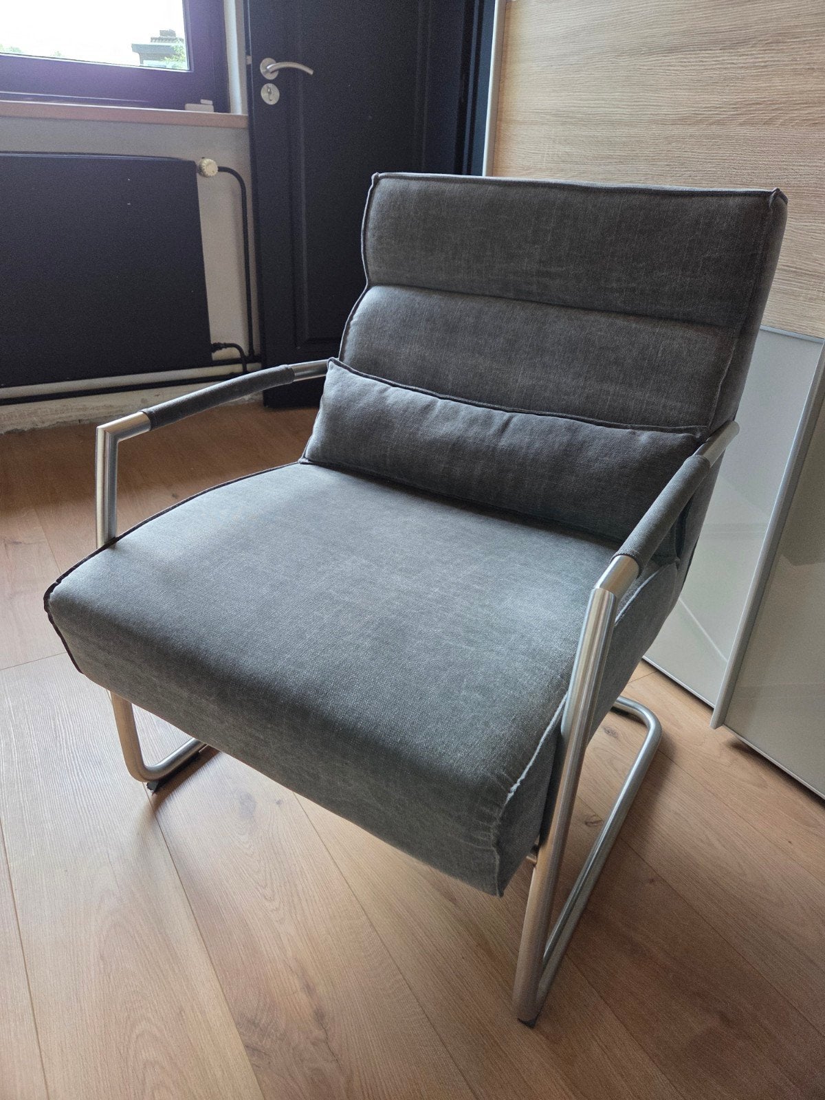 Comfortabele grijze stoel met metalen frame, Ophalen, Zo goed als nieuw, Metaal, Eén