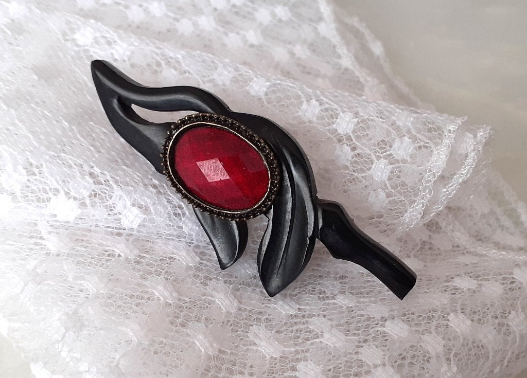 broche vintage zwart gothic met rode steen, Overige materialen, 4 tot 7 cm, Zwart, Nieuw