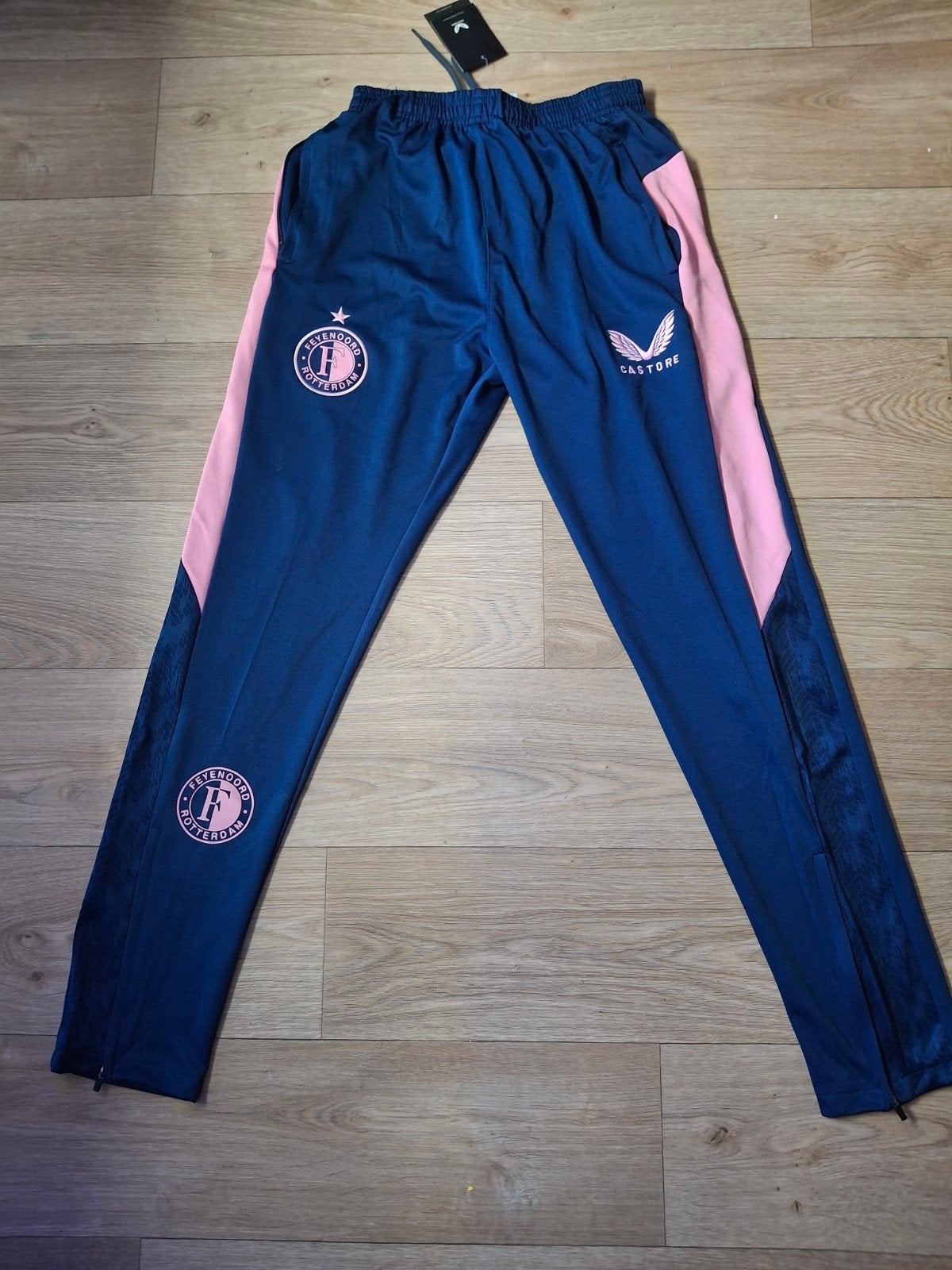 Feyenoord Trainingsbroek Maat L - Nieuw met labels, Maat 52/54 (L), Nieuw, Ophalen of Verzenden, Voetbal