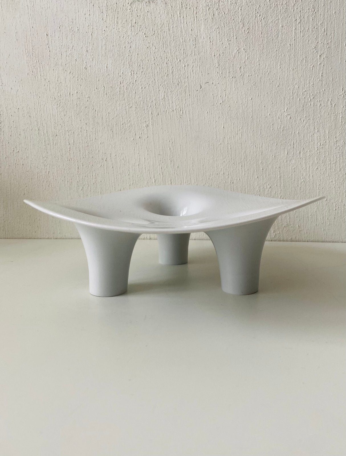 Willem Noyons keramiek schaal met doos, Op voet, Porselein of Keramiek, Schaal, Nieuw