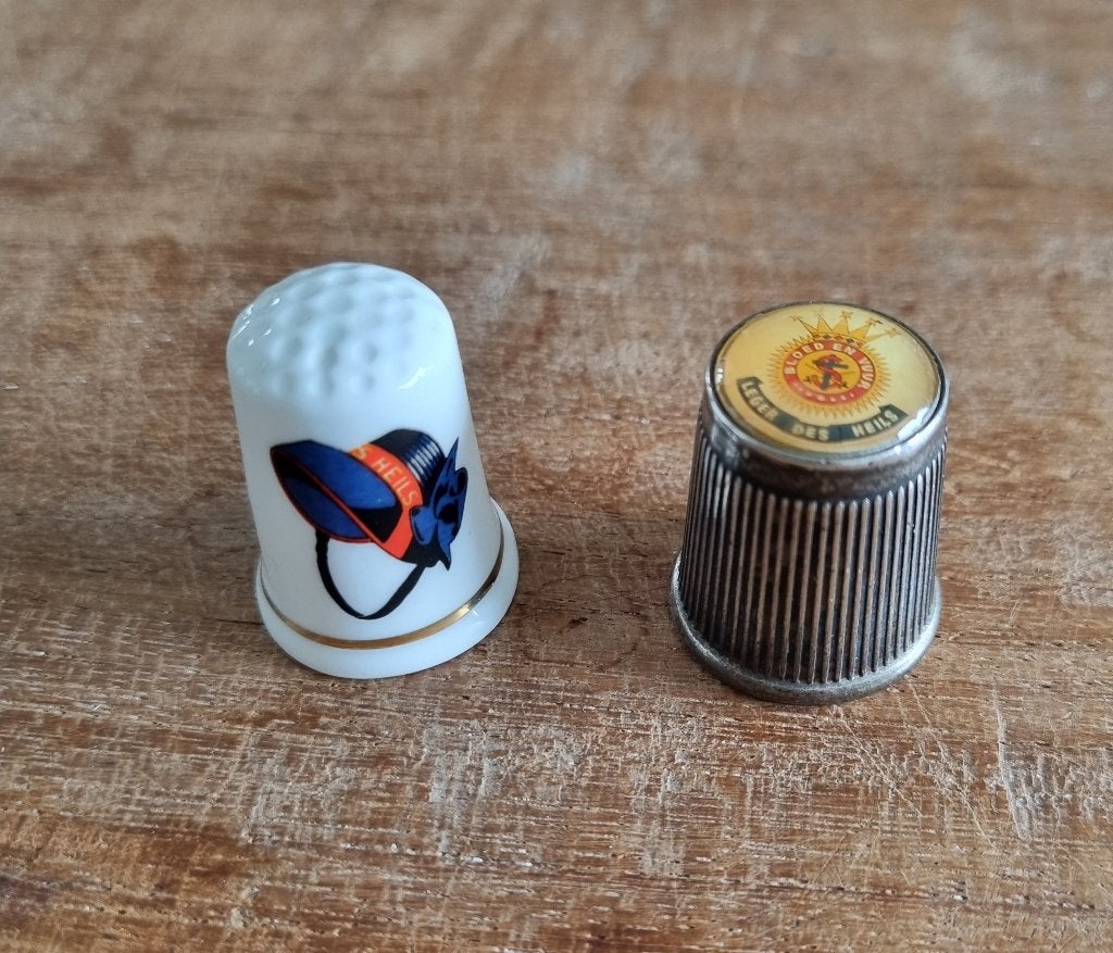 Set van 2 vintage/verzamel vingerhoedjes Leger des Heils 307, Verzamelen, Gebruikt, Ooststraat 13, Kapelle, Reliëf, Dorcas Kapelle