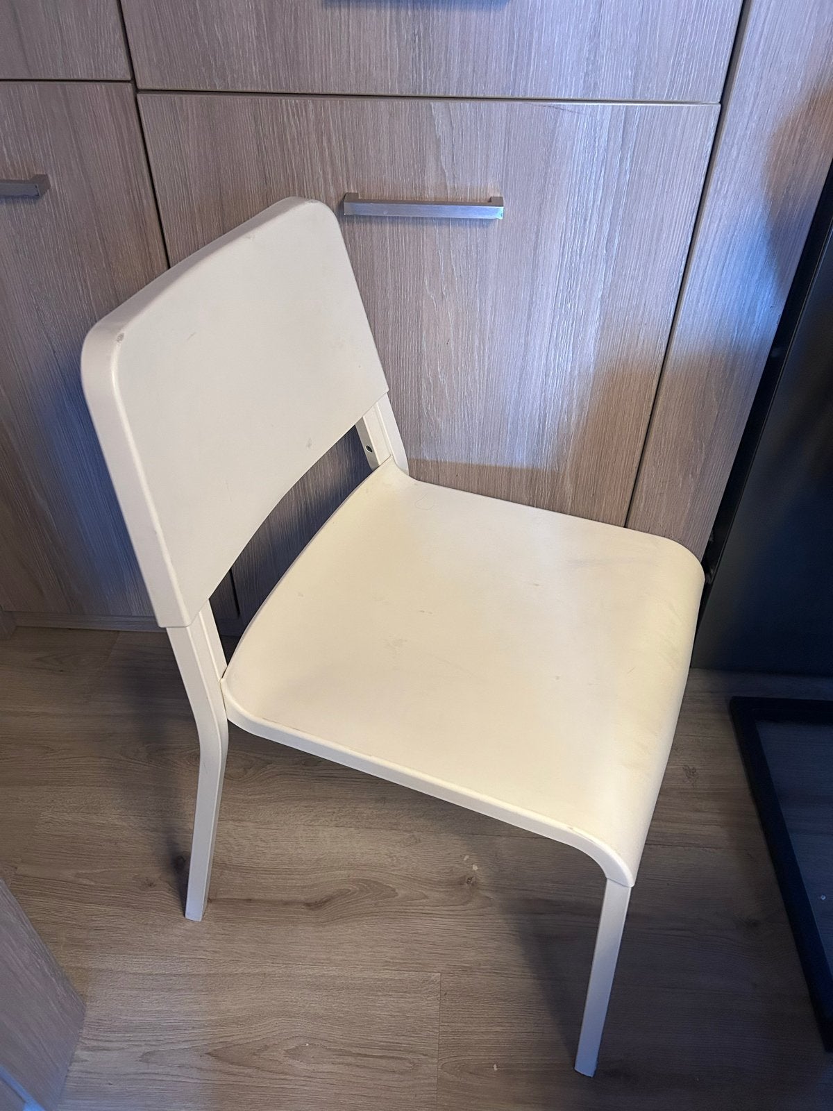 IKEA TEODORES Eetkamerstoel Wit - Zo goed als nieuw, Huis en Inrichting, Ophalen, Kunststof, Wit, Zo goed als nieuw