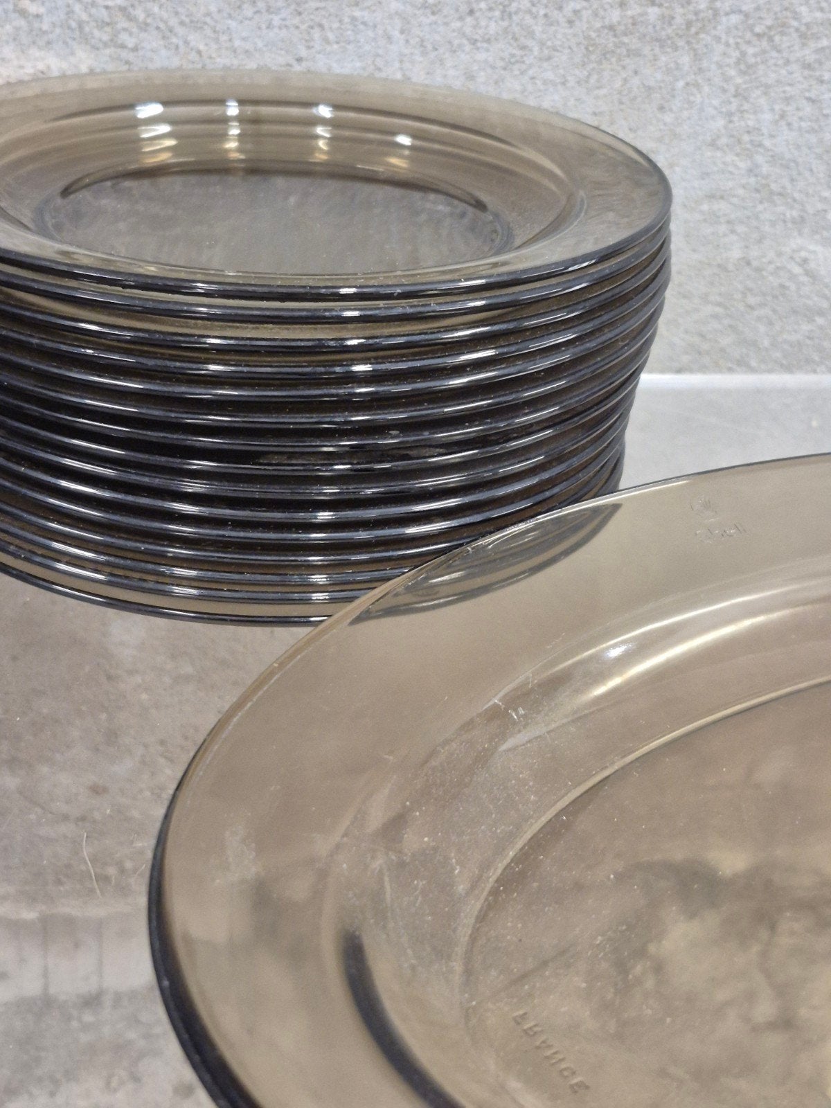 16 stuks Vintage Arcoroc Fumé Servies alles met shell logo, Ophalen, Vintage, Bord(en), Glas