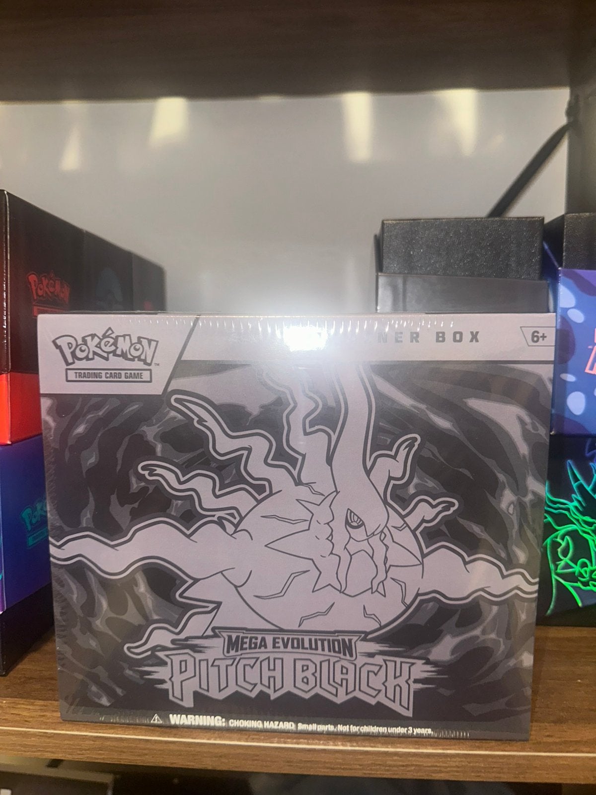 Pokémon TCG Mega Evolutio Pitch Black Elite Trainer Box, Hobby en Vrije tijd, Verzamelkaartspellen | Pokémon, Ophalen, Nieuw, Boosterbox