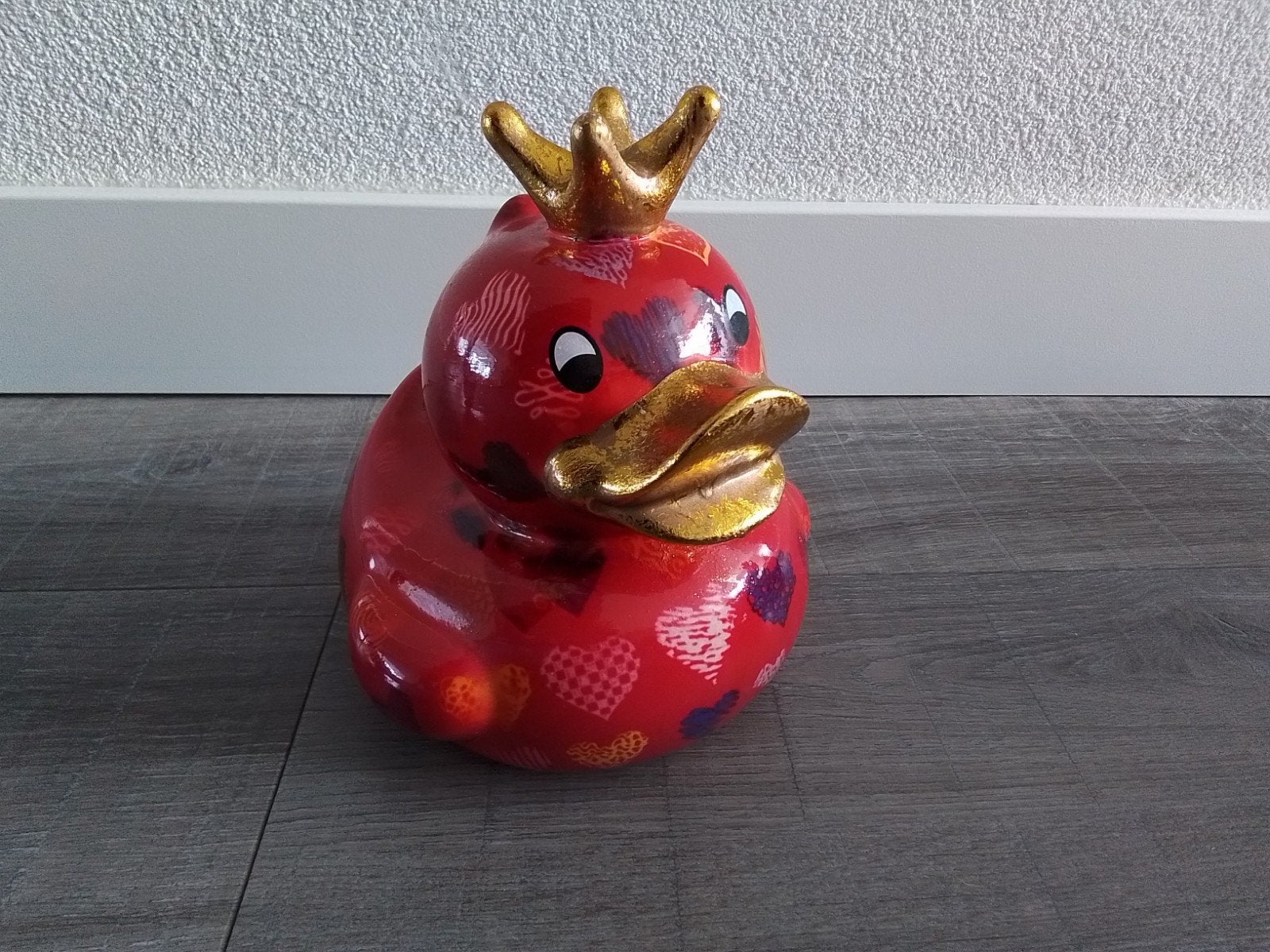 Deze vrolijke spaarpot van Pomme Pidou is een rode eend met, Ophalen of Verzenden, Zo goed als nieuw, Steen, Aardewerk of Keramiek
