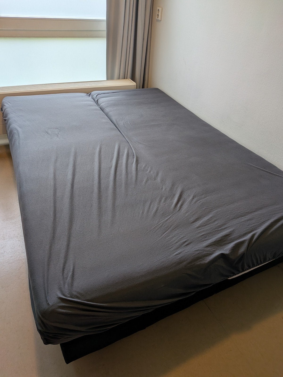 Tweepersoonsbed 220x160 cm met matrassen (lichte vlekken), Huis en Inrichting, Ophalen