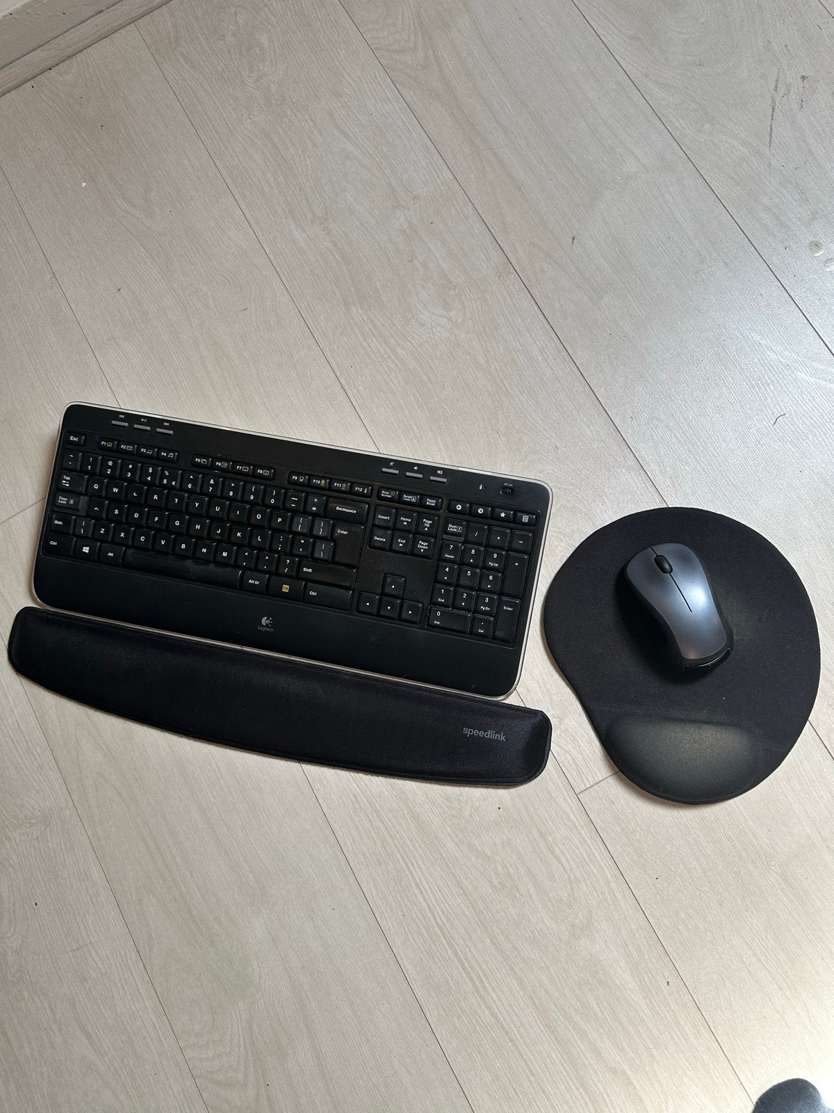 Logitech draadloze toetsenbord en muis-set met polssteun, Ophalen, Muis, Gebruikt, Ergonomisch