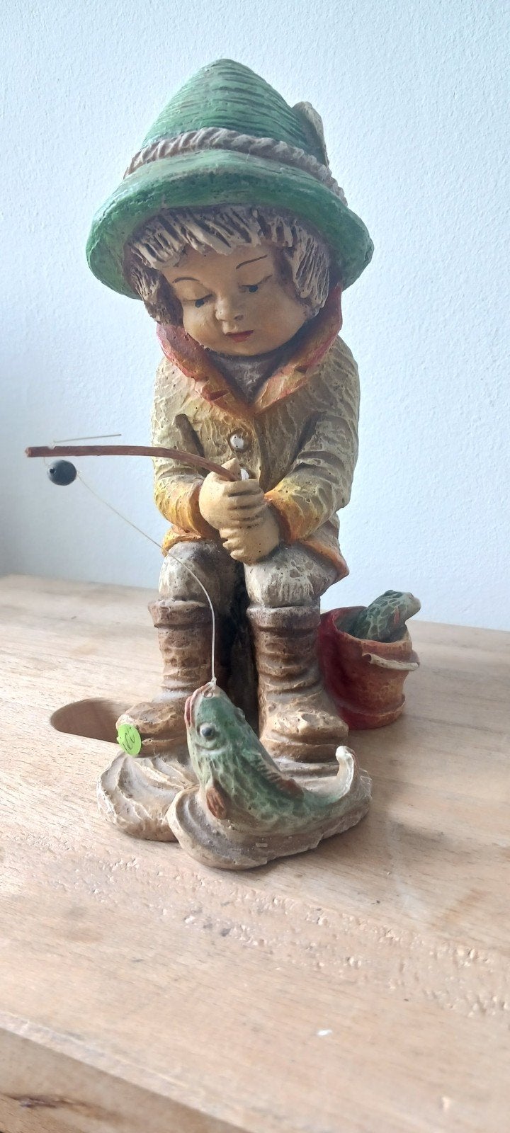 Beeldje visser met vis - Decoratief figuur, Ophalen of Verzenden, Gebruikt, Mens