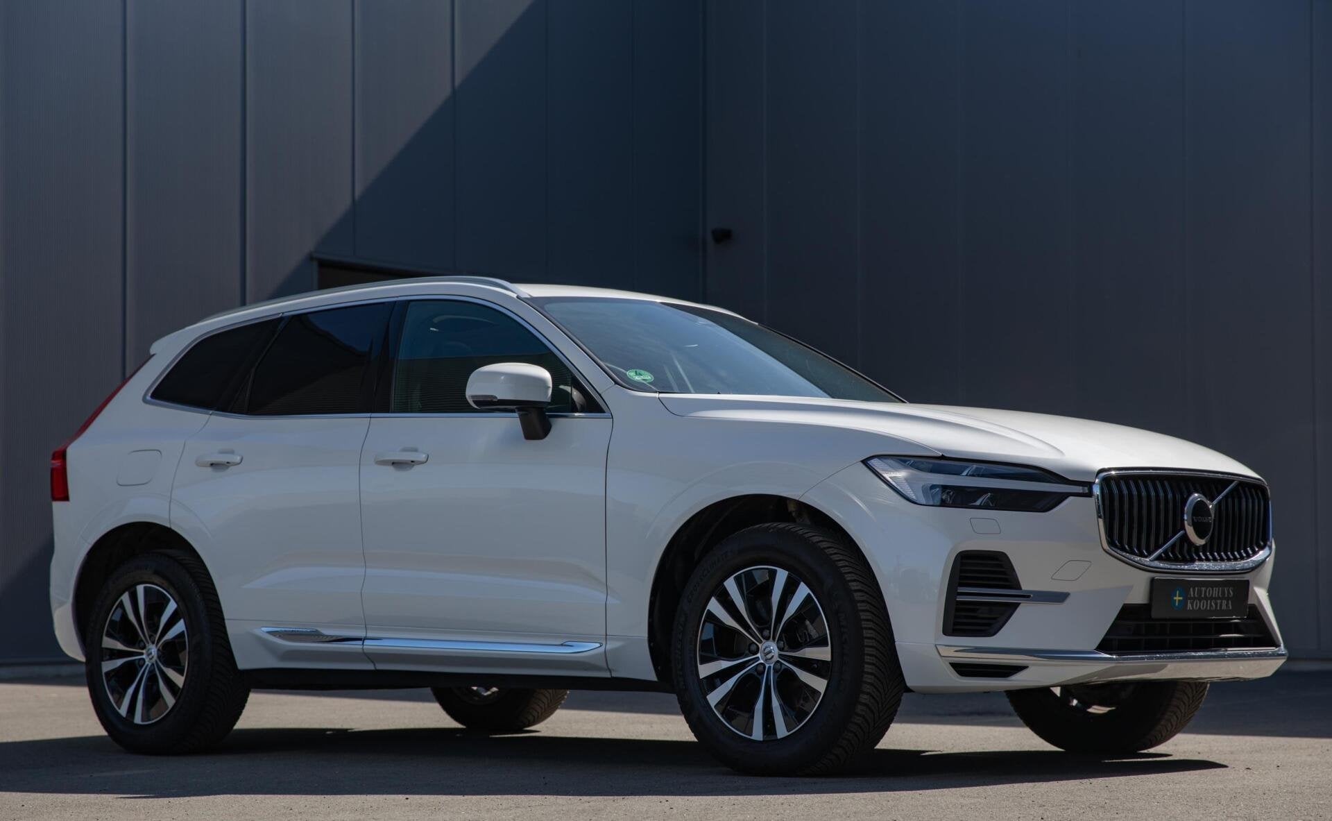 Volvo XC60 2.0 T6 Plug-in hybrid AWD Core Bright Long Range|, Auto's, Volvo, Automaat, Stof, Gebruikt, 2063 kg
