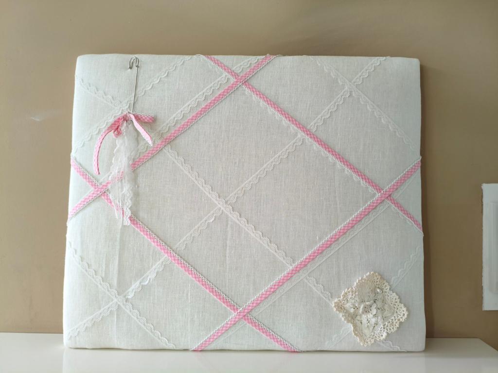 Decoratief prikbord met linten en kant - Handgemaakt, Ophalen of Verzenden, Nieuw, Prikbord