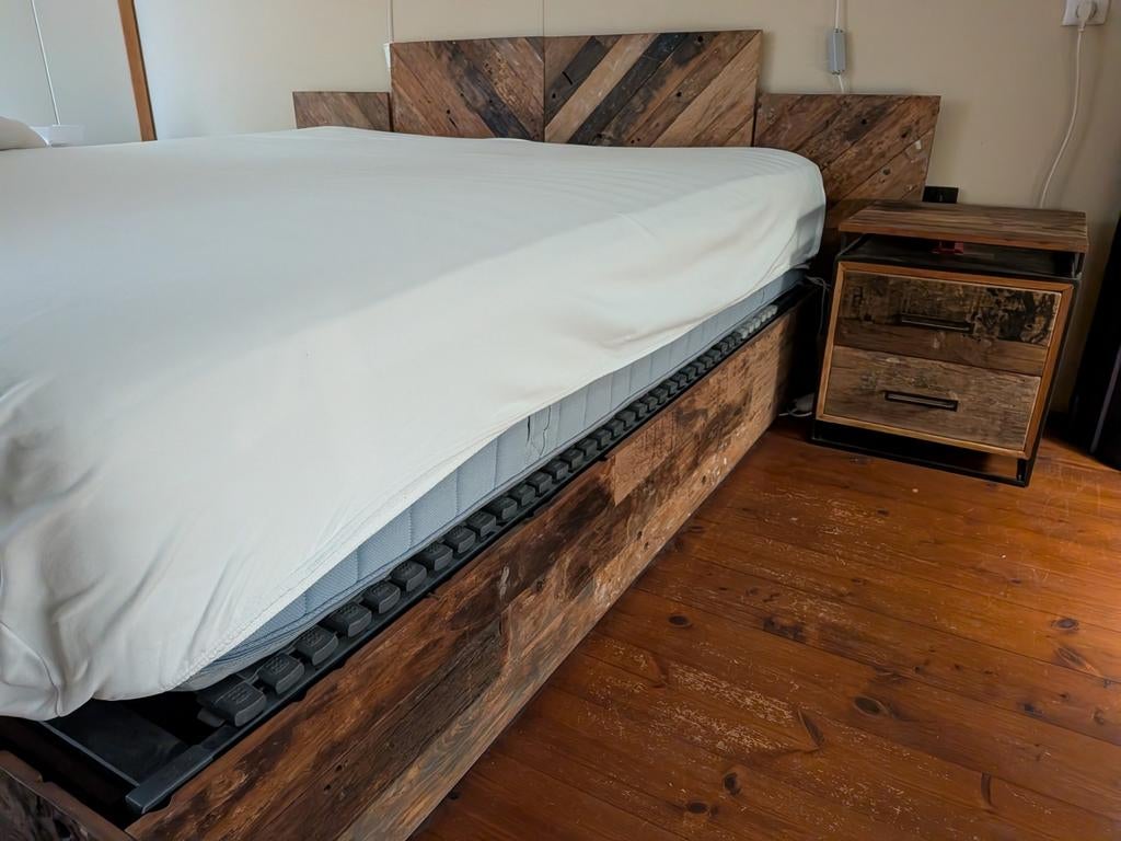 Steigerhouten tweepersoonsbed 180x200 nieuw + nachtkastjes, Ophalen, Tweepersoons, Zo goed als nieuw, 180 cm