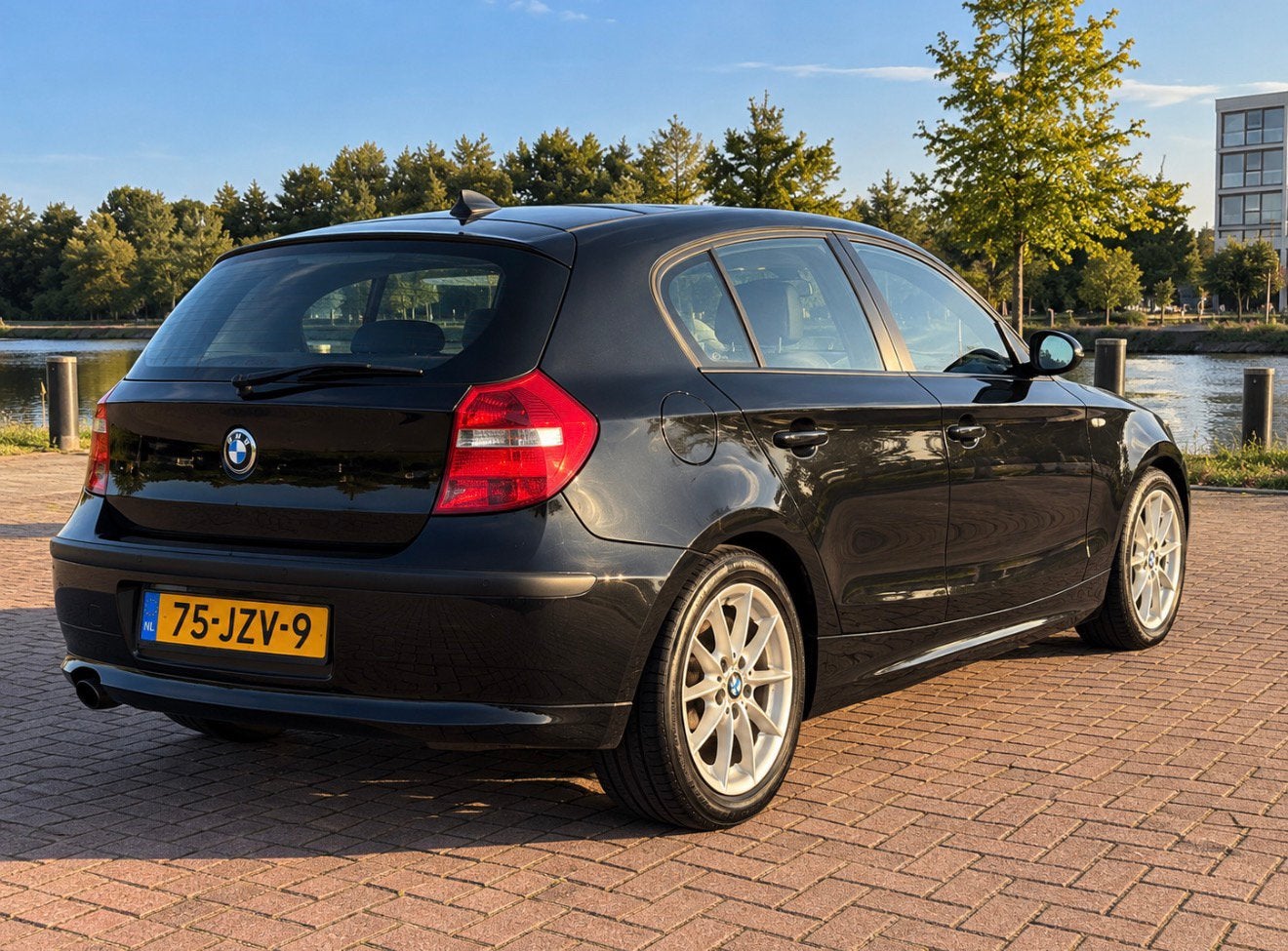 BMW 116i 2.0 122 PK, Airco, 5-deurs, 245k 1JR APK 2 sleutels, Auto's, 1-Serie, 1995 cc, Zwart, 4 cilinders