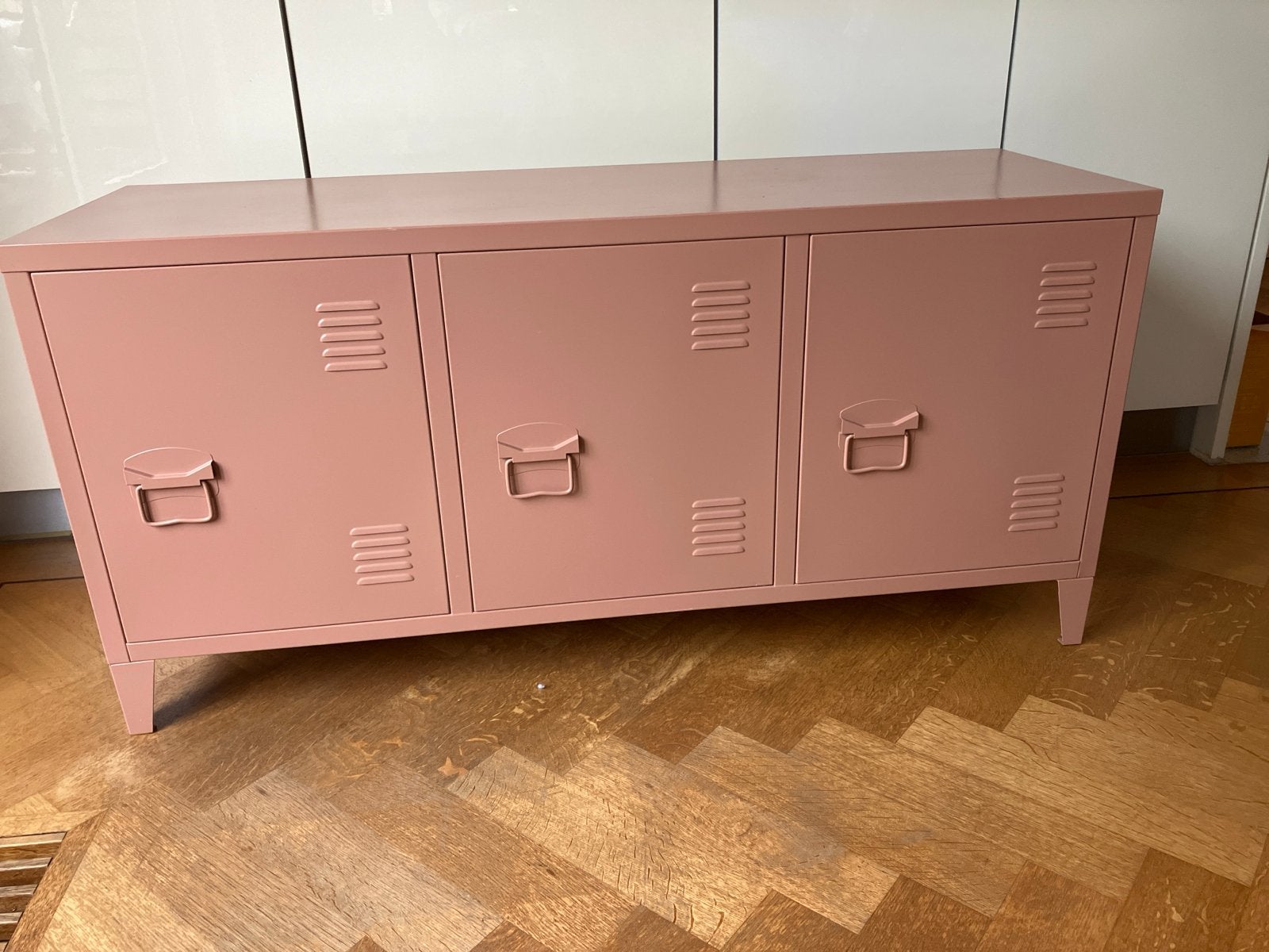 Roze metalen dressoir/tv-meubel lockerkastje, Ophalen, Gebruikt