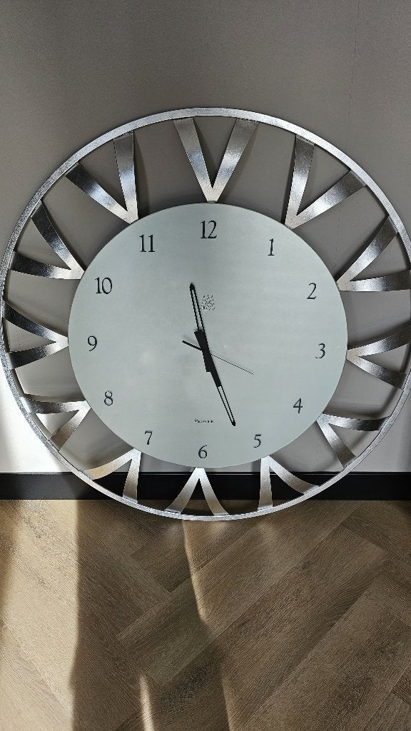 Grote Zilverkleurige Wandklok - 1 meter diameter, Huis en Inrichting, Woonaccessoires | Klokken, Ophalen, Gebruikt, Wandklok