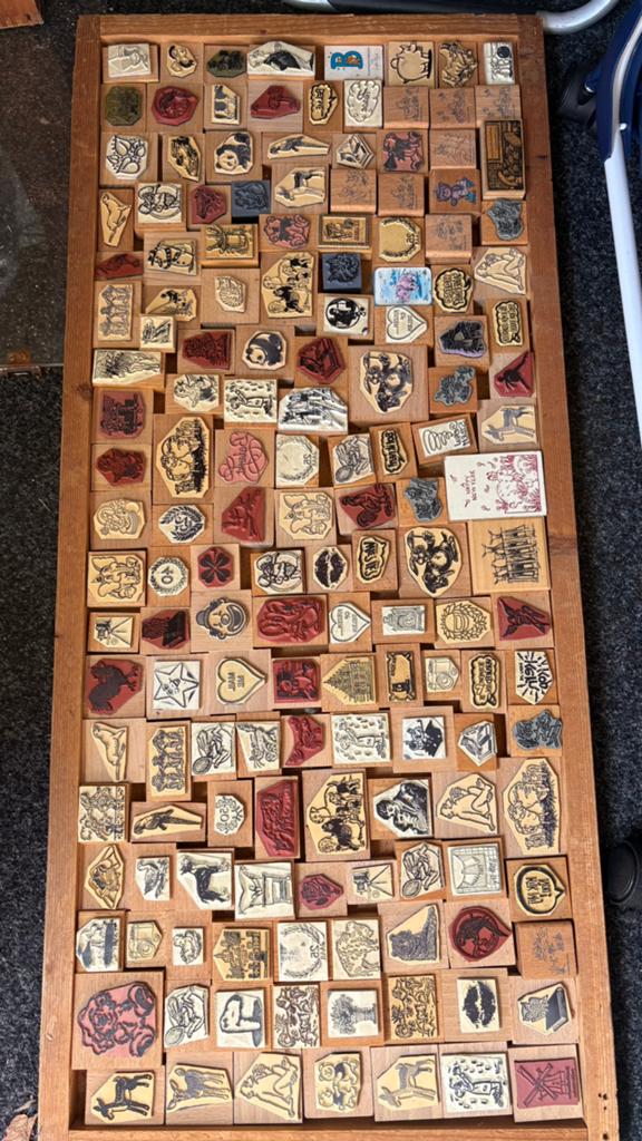 NIEUW 2 letterbakken met diverse stempels, Hobby en Vrije tijd, Ophalen, Nieuw