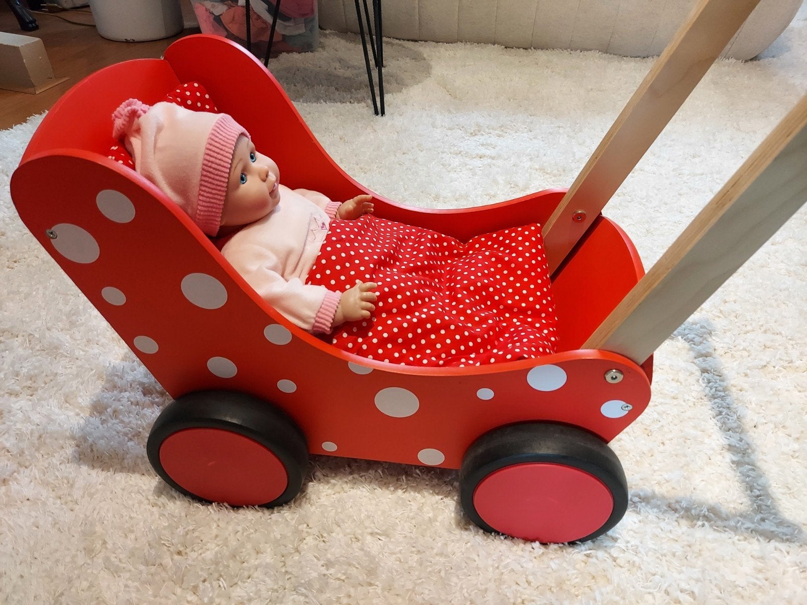Vrolijke houten poppenwagen met pop, Ophalen, Zo goed als nieuw, Duw- of Trekspeelgoed