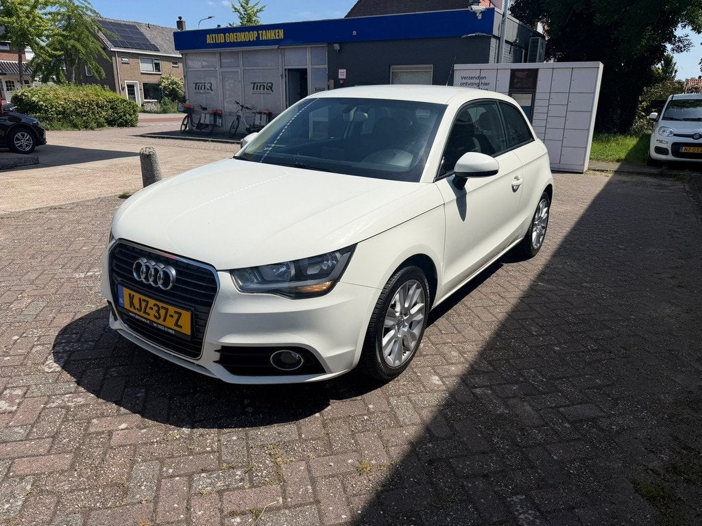 Audi A1 1.2 TFSI Attraction NAVI-CRUISE-BLUETOOTH, Auto's, Audi, Voorwielaandrijving, Euro 5, Zwart, 4 cilinders